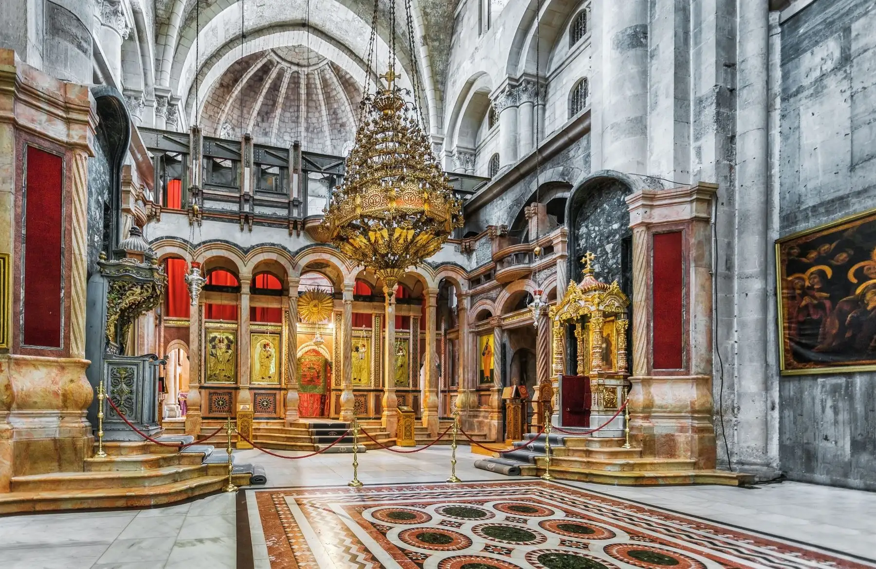 El cristianismo considera sagrada a la Iglesia del Santo Sepulcro. El edificio de vistosas cúpulas azules alberga, según la tradición cristiana, los lugares donde Jesús fue crucificado, sepultado y resucitó. Foto: ANDINA/Depositphotos