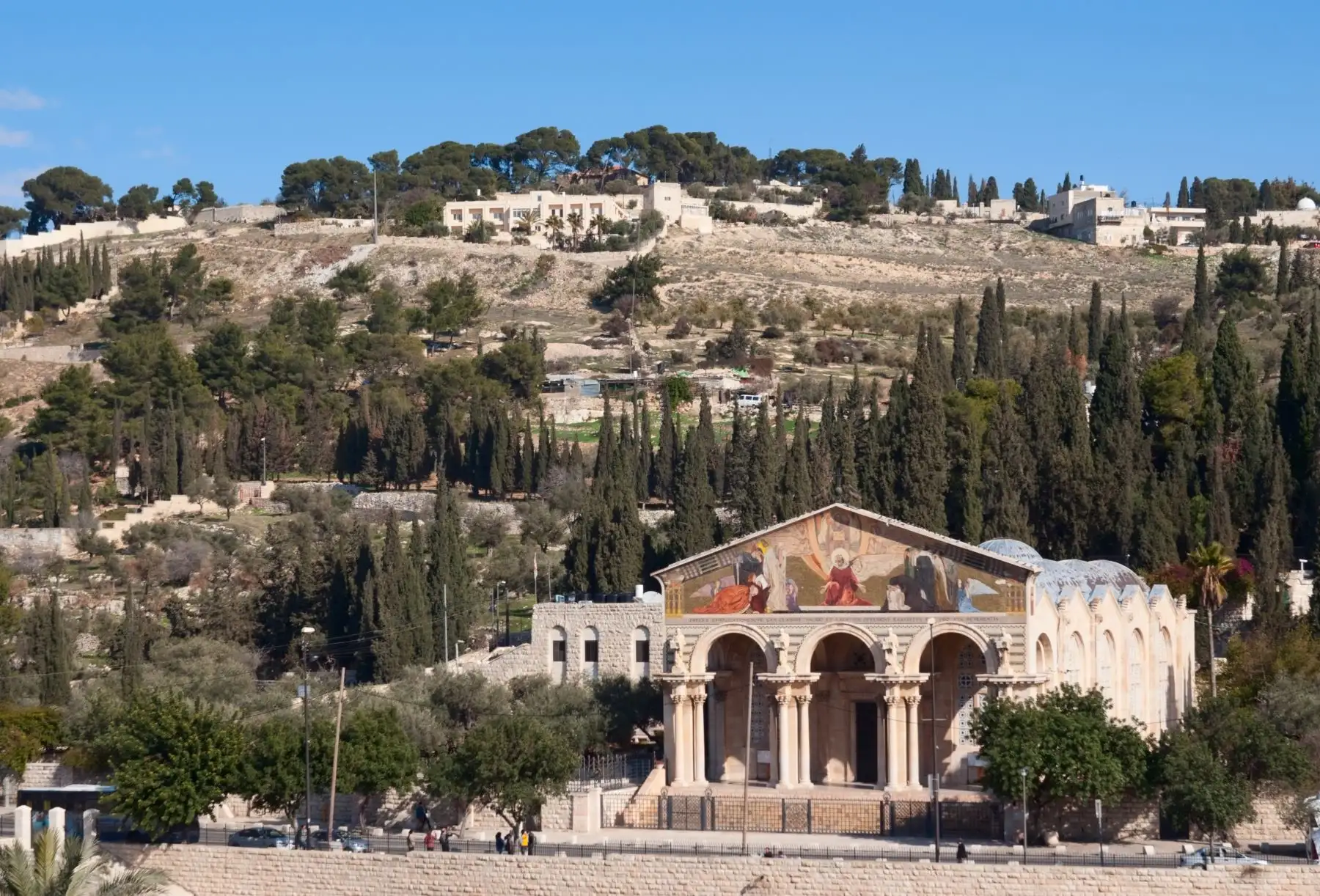 Vista de la ciudad desde el Monte de los Olivos: Esta colina poblada de olivos alberga varios templos cristianos como la iglesia de Getsemaní, donde Jesús fue apresado, o la de Santa María Magdalena. Foto: ANDINA/Depositphotos