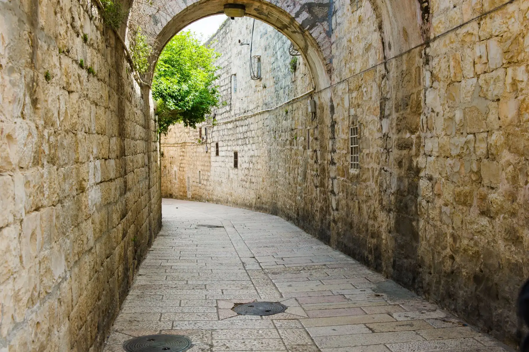 Via Dolorosa: En el corazón de la Ciudad Vieja de Jerusalén se encuentra esta calle que se ha tomado tradicionalmente como el camino que hizo Jesús con la cruz cargada a sus espaldas camino de la crucifixión. Es un lugar sagrado para los cristianos. Foto: ANDINA/Depositphotos