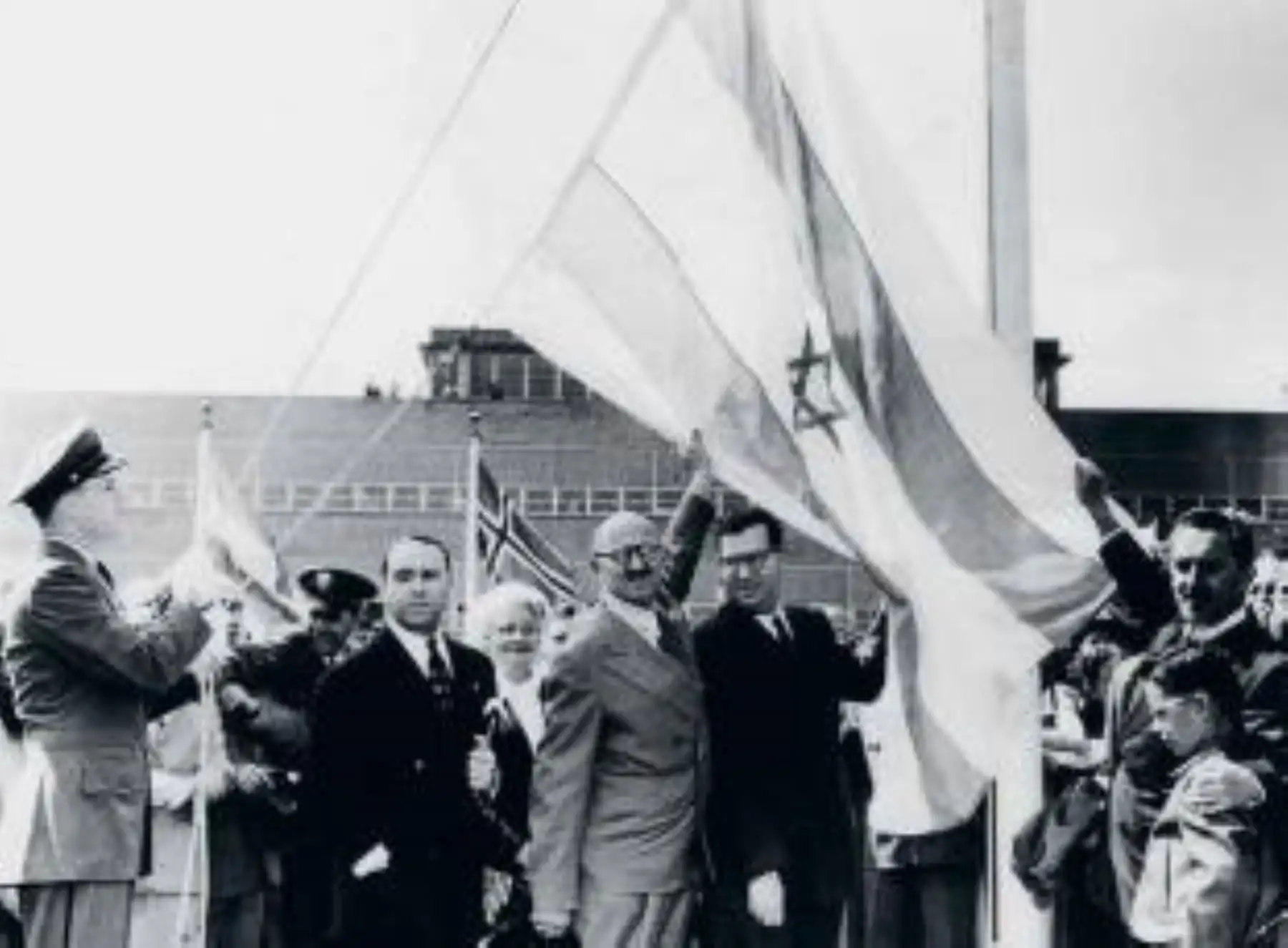 Israel celebra hoy los 70 años de su nacimiento consolidado como Estado, pero considerado por muchos un factor desestabilizador en Oriente Medio, y enfrentado a la enemistad de la mayoría de sus vecinos. Aquí unos datos históricos recopilados por la agencia EFE.