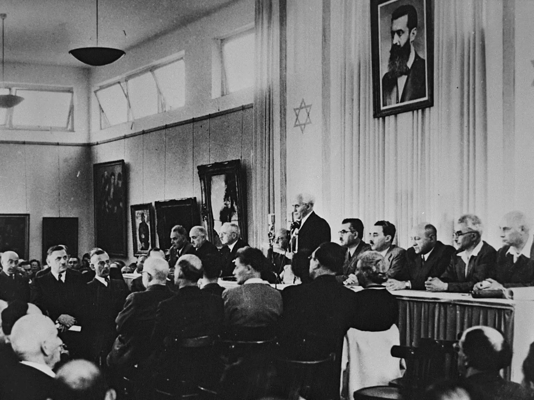 El 14 de mayo de 1948 fue declarado el Estado de Israel en un museo de Tel Aviv por quien sería su primer ministro, David Ben Gurión, y menos de 24 horas después sus vecinos "forzosos" - opuestos al Plan de Partición de la ONU (1947) que dividió Palestina para dar espacio a un Estado judío - le declararon la guerra.