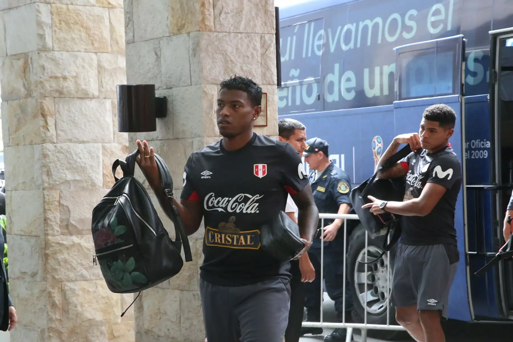 La selección peruana de fútbol llega al Swissotel. Foto: ANDINA/DanteZegarra.