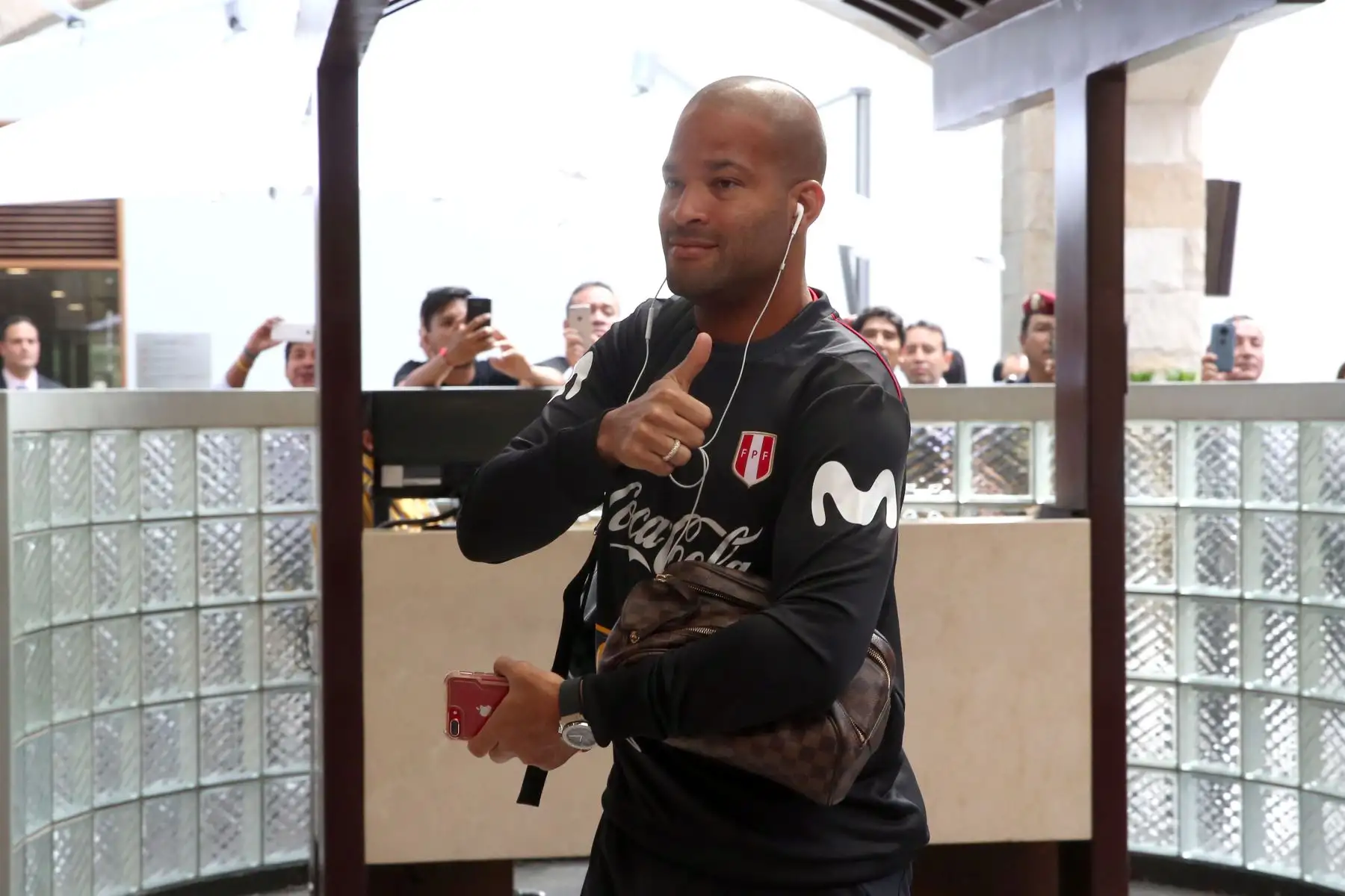 La selección peruana de fútbol llega al Swissotel. Foto: ANDINA/DanteZegarra.