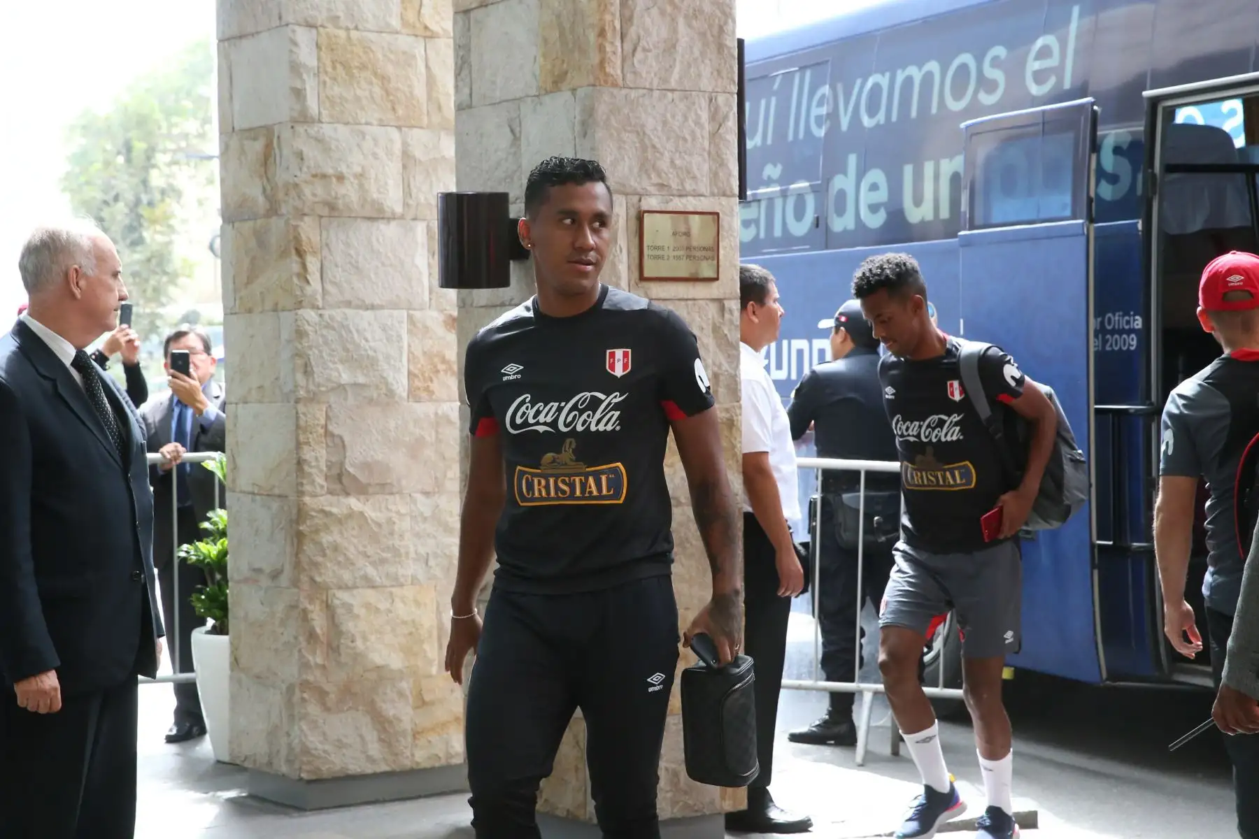 La selección peruana de fútbol llega al Swissotel. Foto: ANDINA/DanteZegarra.