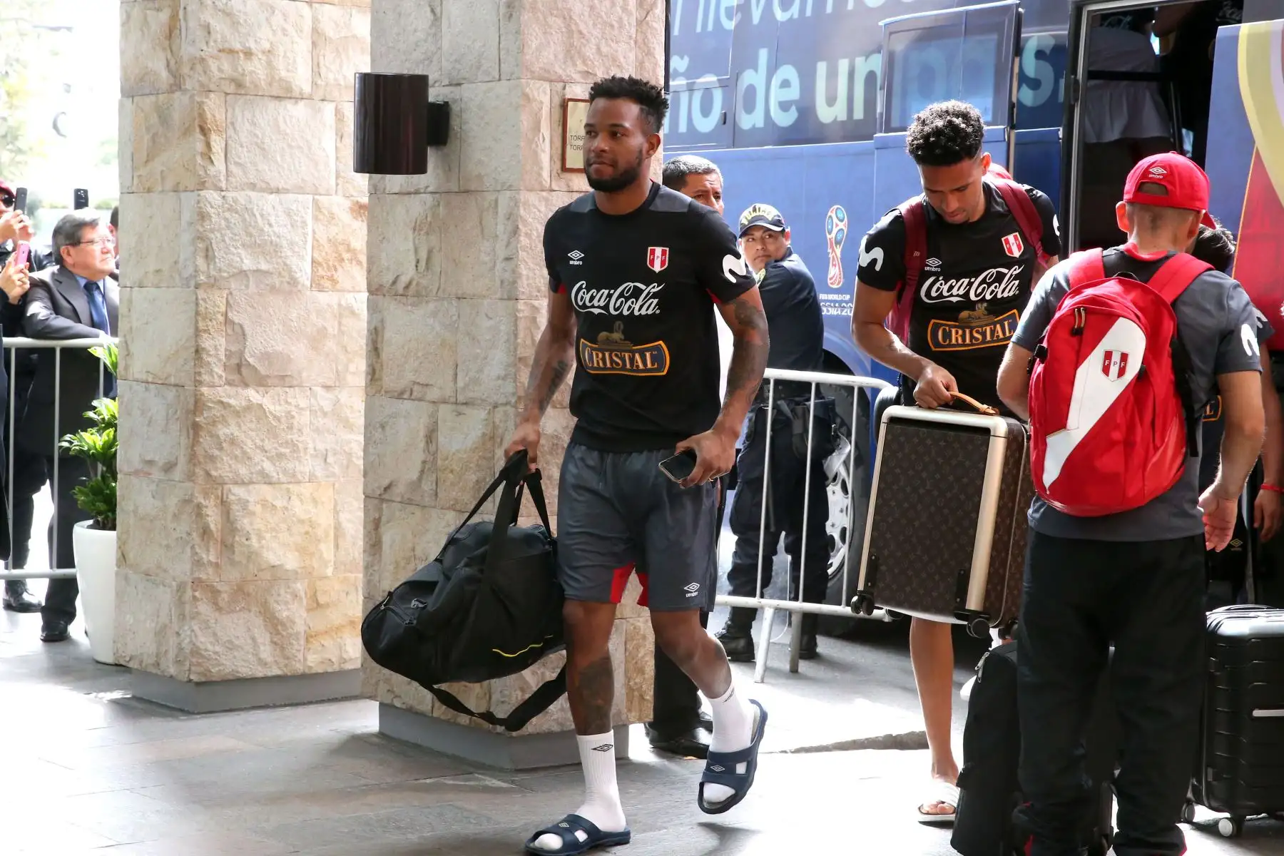 La selección peruana de fútbol llega al Swissotel. Foto: ANDINA/DanteZegarra.