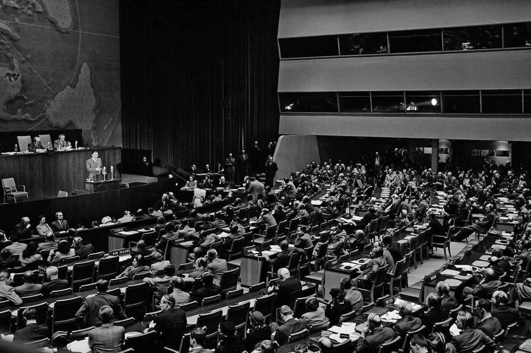 Menos de un año después de su creación, Israel celebró sus primeras elecciones el 25 de enero de 1949 y, el 11 de mayo, pasó a ser el miembro 59 de Naciones Unidas, mientras recibía apoyo exterior, sobre todo de Estados Unidos, para impulsar una débil economía lastrada por la guerra.