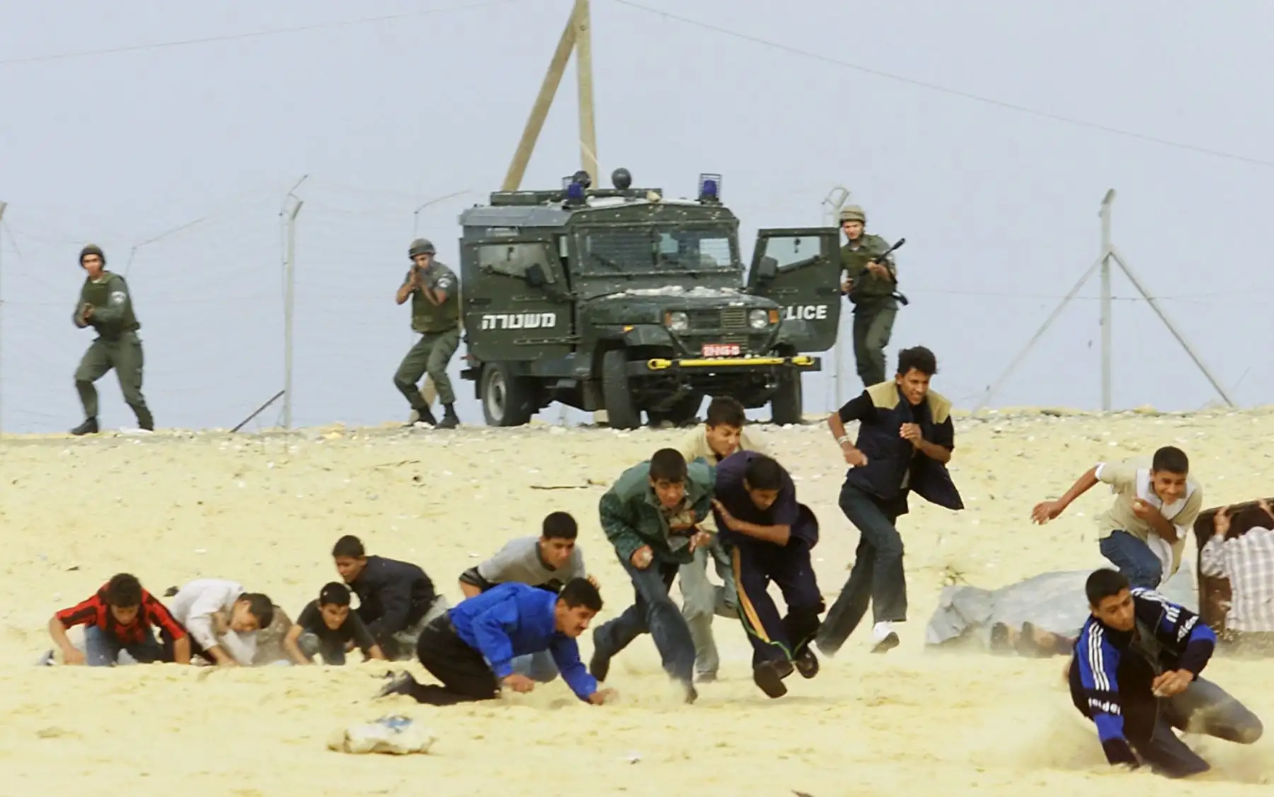 En las décadas de los 80 y los 90, una primera Intifada, que levantó a los palestinos contra la ocupación militar, los Acuerdos de Paz de Oslo de 1994 y una segunda Intifada volvieron a arrojar luces y sombras al encaje de Israel en el mapa de Oriente Medio. AFP