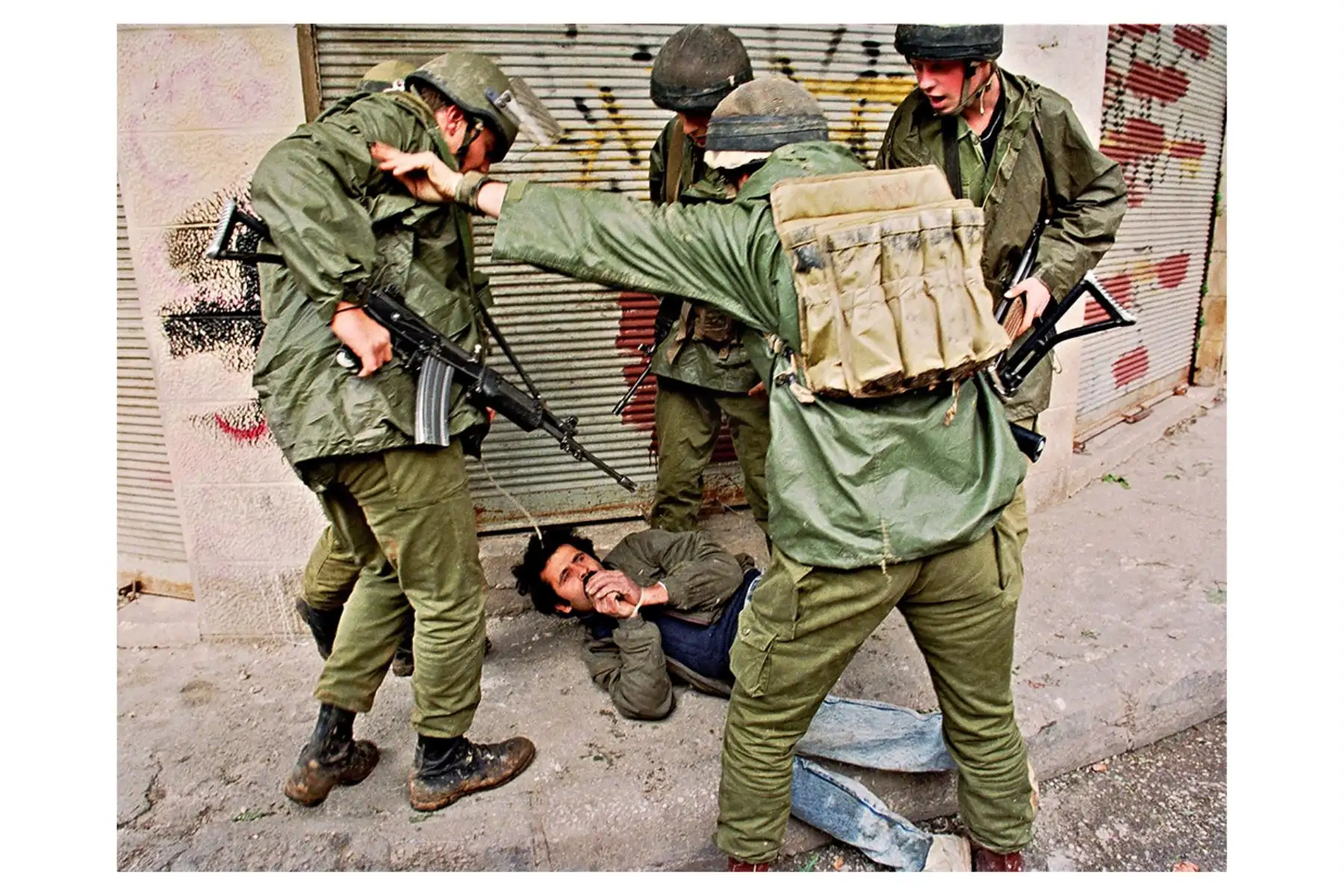 El Estado entró en el siglo XXI con una creciente denuncia ante la ocupación y tres operaciones militares masivas en la Franja de Gaza contra el movimiento islamista Hamás, que costaron cientos de víctimas civiles, todo lo cual desató la crítica internacional y generó cierto aislamiento, del que está saliendo con la llegada de Donald Trump a la Presidencia de Estados Unidos. AFP