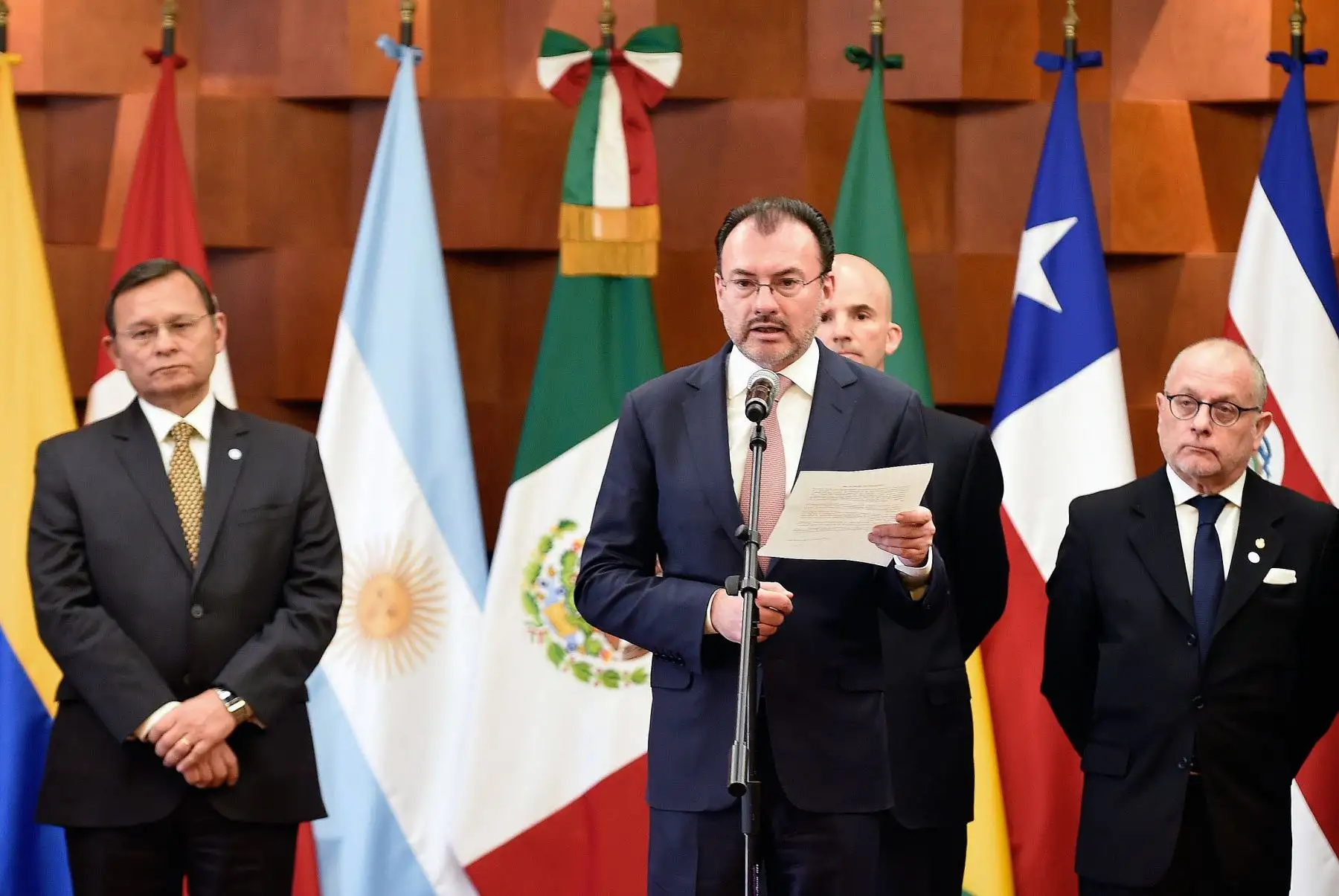 Canciller mexicano Luis Videgaray habla en rueda de prensa, acompañado por el canciller peruano Néstor Popolizio Foto: AFP