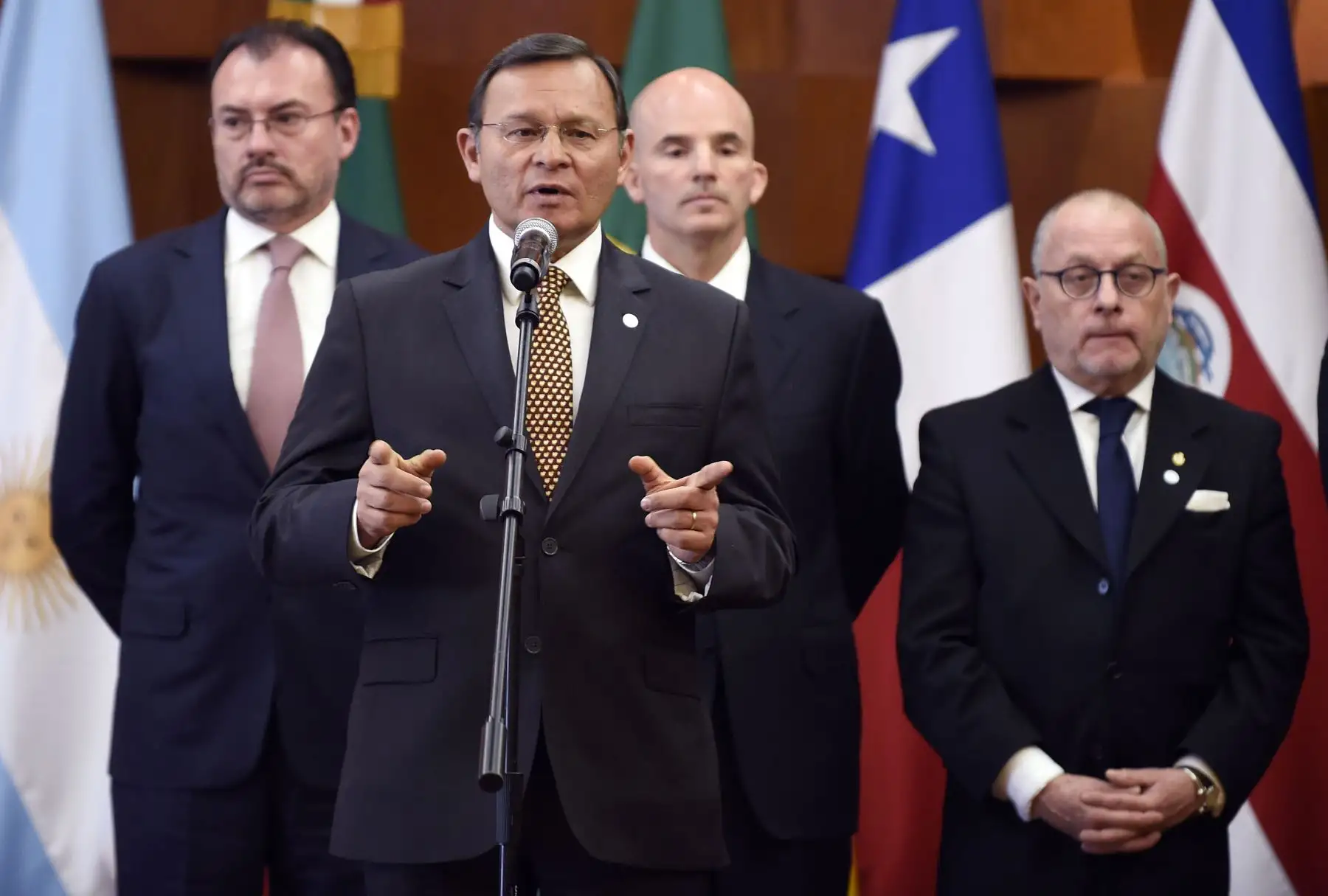 Canciller mexicano Luis Videgaray habla en rueda de prensa, acompañado por el canciller peruano Néstor Popolizio Foto: AFP