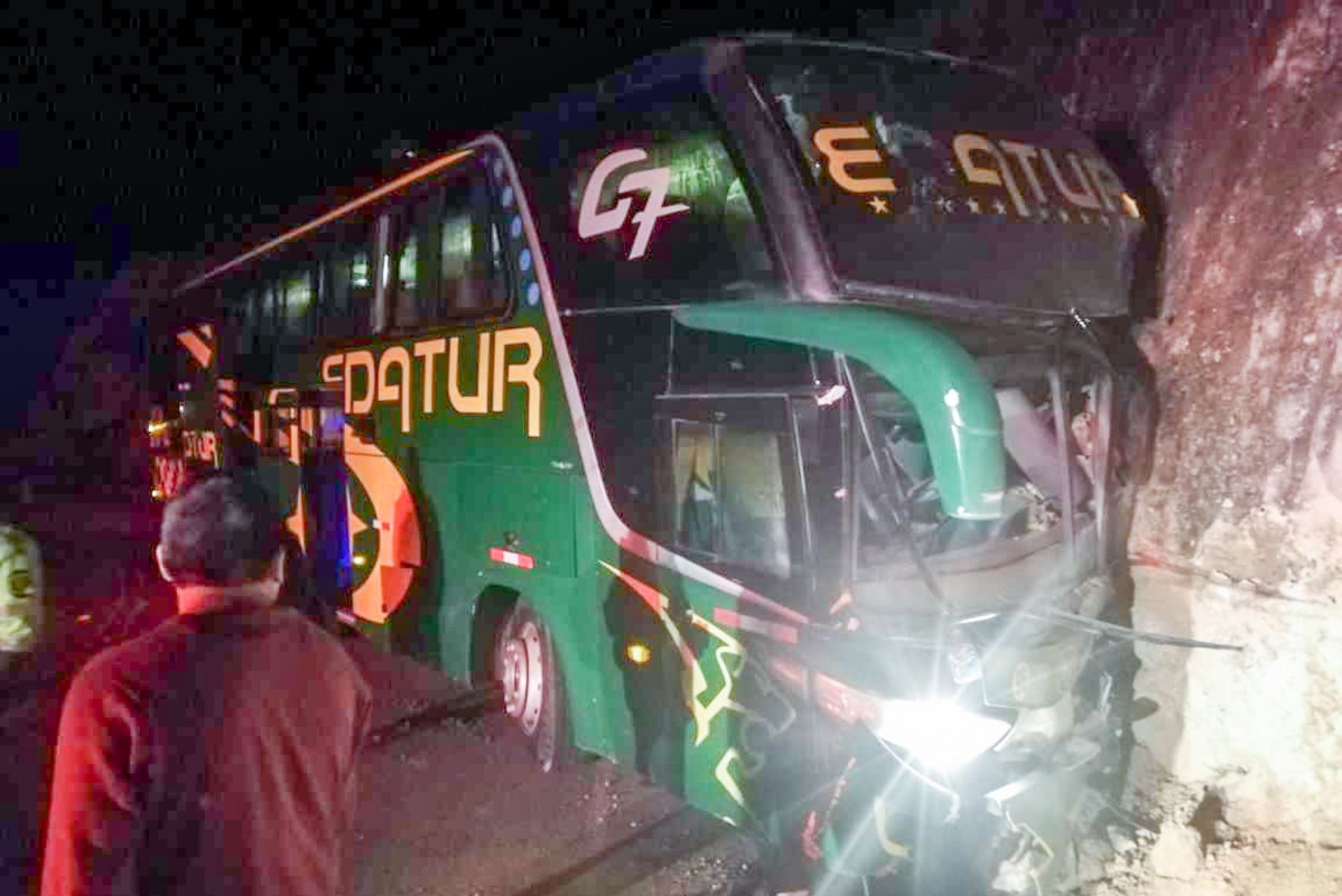 Tarma: bus interprovincial colisionó contra cerro y dejó 33 heridos