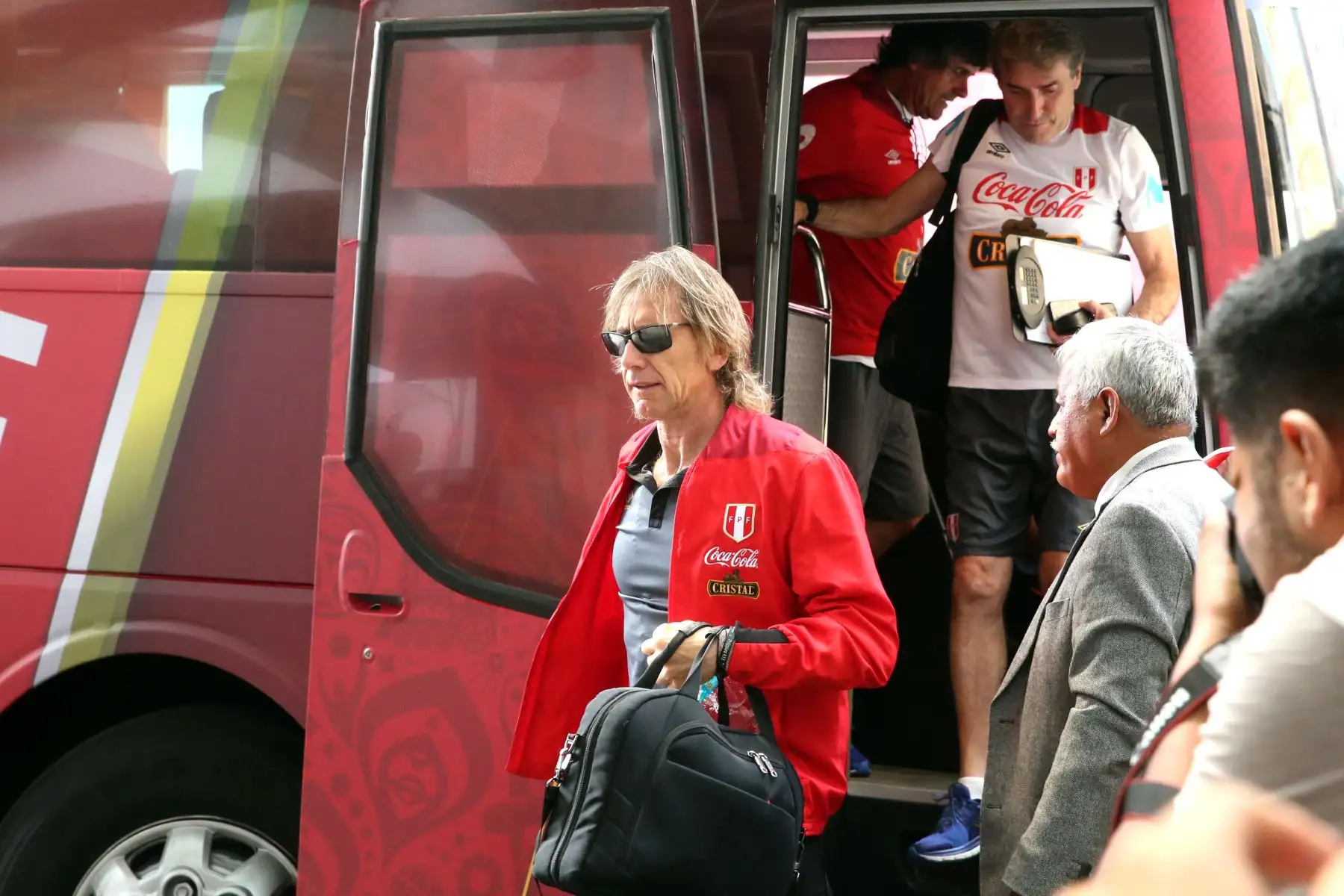 Los jugadores de la selección peruana, visiblemente afectados por el fallo contra Paolo Guerrero, ingresan al Swissotel. Foto: ANDINA/Dante Zegarra.
