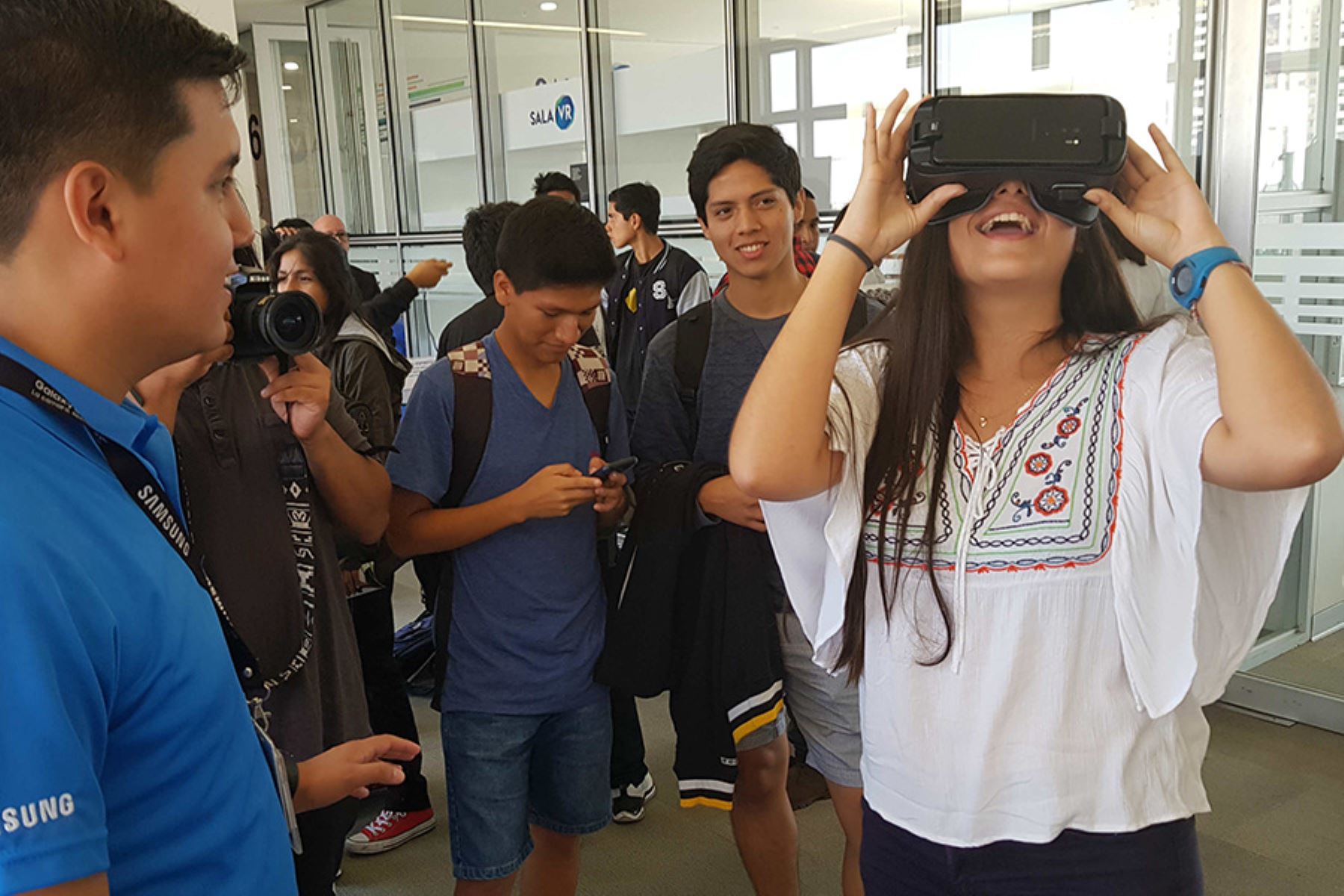 La PUCP y Samsung inauguraron una sala VR en el campus.