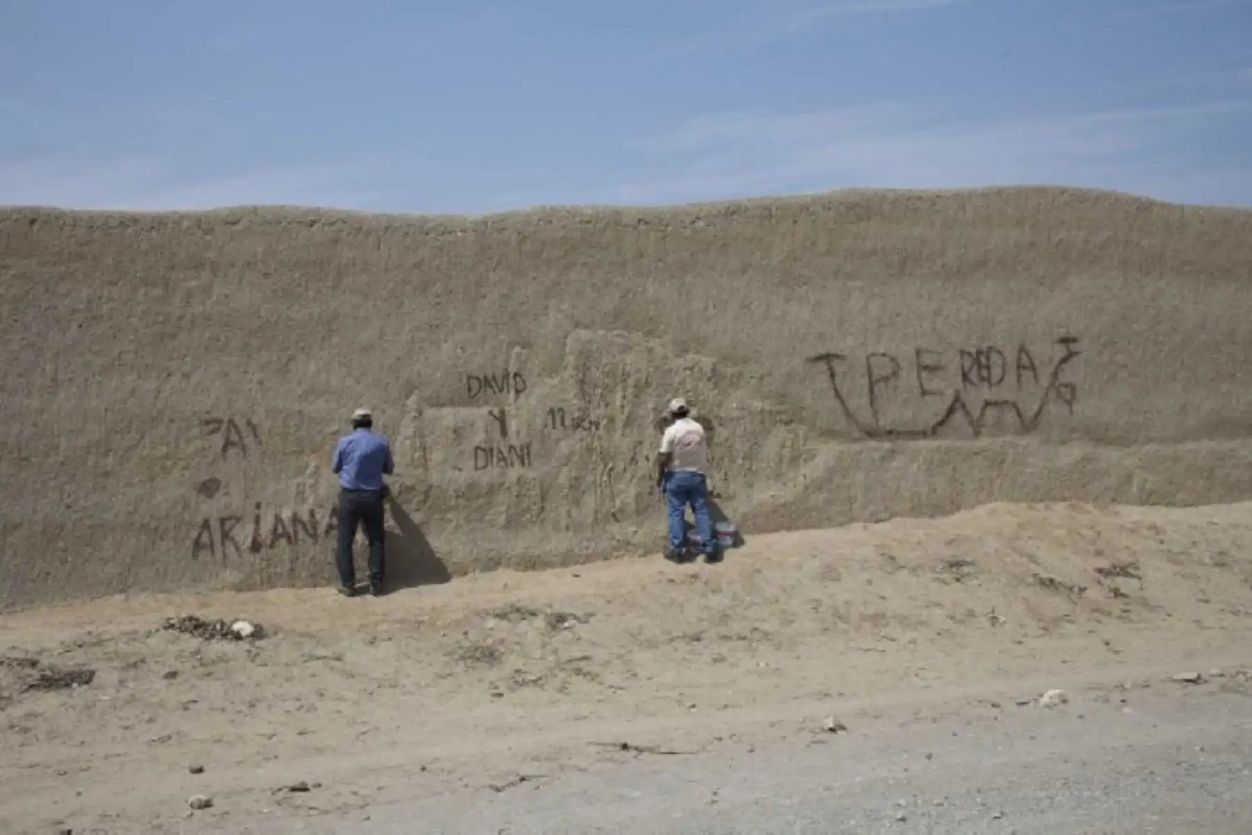 “Paul y Ariana; David y Diani, y Pereda”, son los nombres que se aprecian en las pintas.