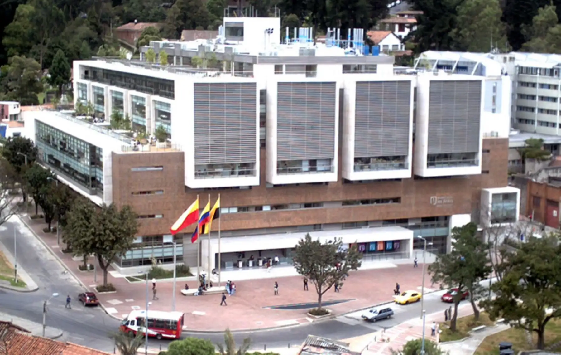 El quinto lugar en América Latina es para la Universidad de los Andes en Colombia. Es el puesto 57 del ranking mundial.