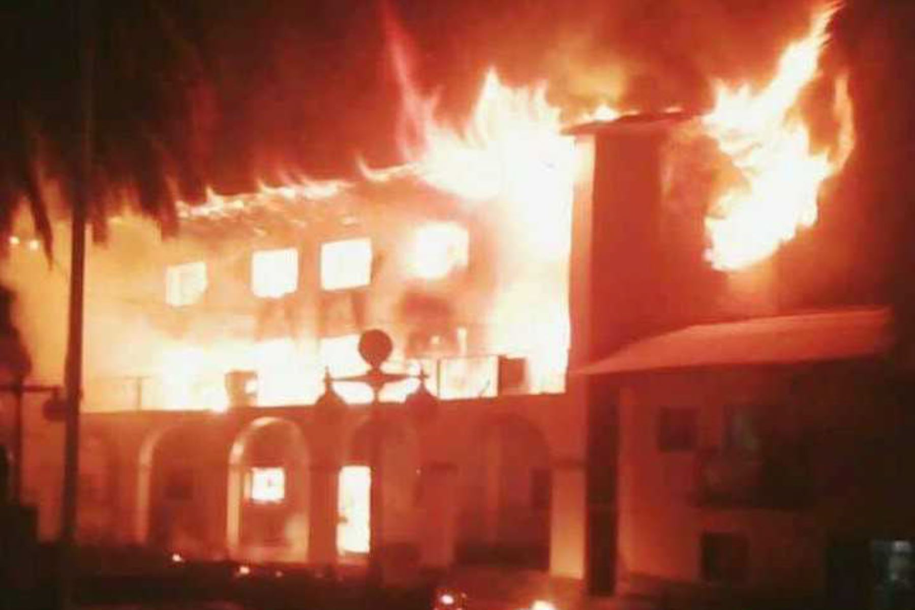 Incendio reduce a cenizas local municipal de distrito de Huandoval, provincia de Pallasca, región Áncash. ANDINA