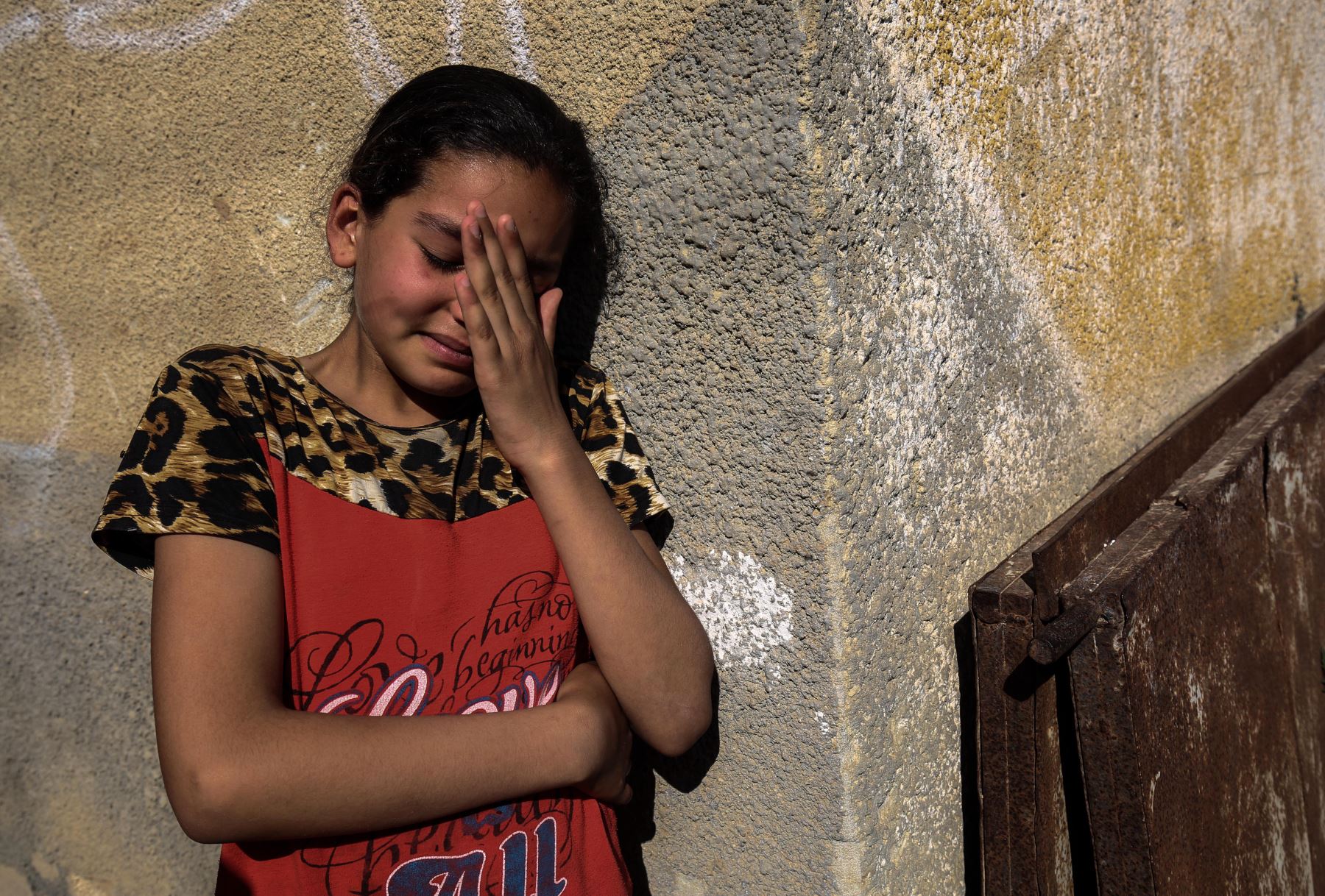 Niña palestina llora la muerte de su familiar Mahmoud Abu Taima, quien murió durante una protesta en la frontera entre Israel y Gaza. AFP
