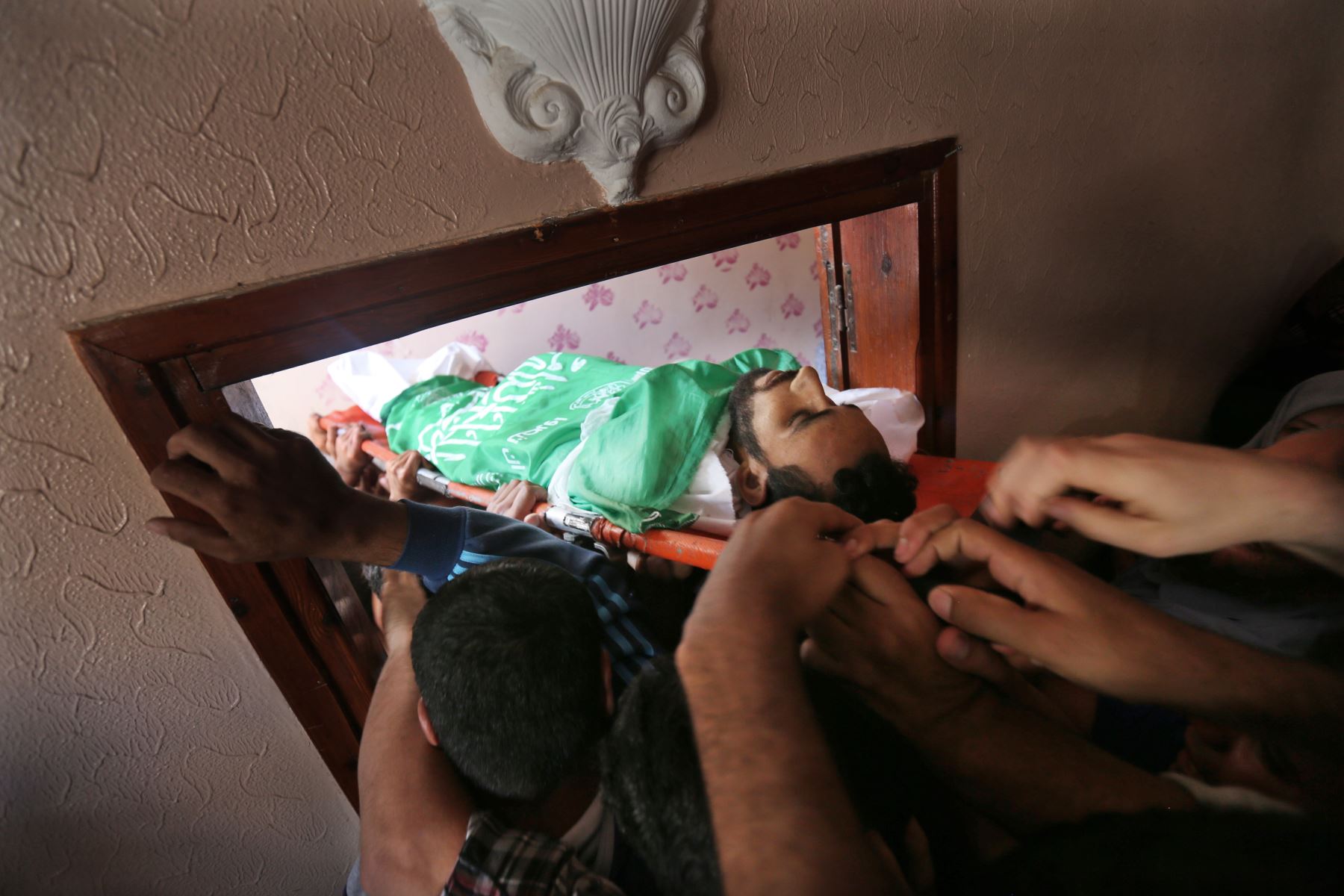 Los deudos llevan el cuerpo de Mohammed Dwedar, un palestino de 27 años muerto durante los enfrentamientos a lo largo de la frontera de Gaza el día anterior. AFP