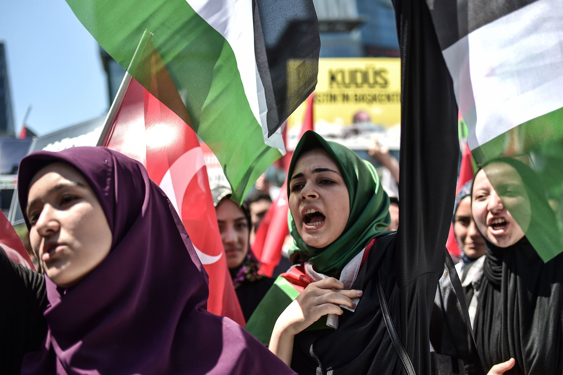 Miembros y partidarios del Partido de la Justicia y los desarrollos del partido gobernante turco  agitan banderas palestinas mientras gritan consignas frente al consulado de Israel en Estambul. AFP