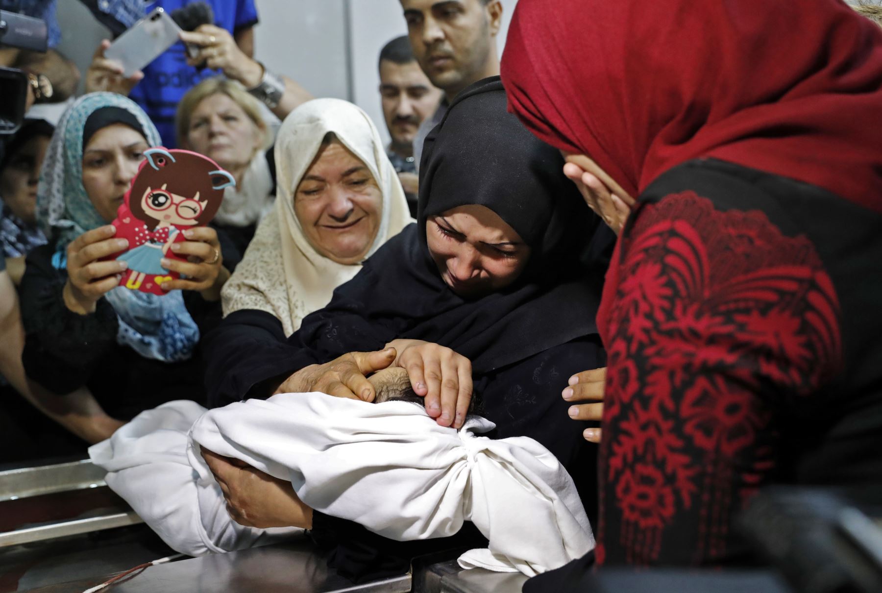 La madre de Leila al-Ghandour, un bebé palestino de 8 meses que según el Ministerio de Salud de Gaza murió de gases lacrimógenos durante los enfrentamientos en el este de Gaza el día anterior. AFP