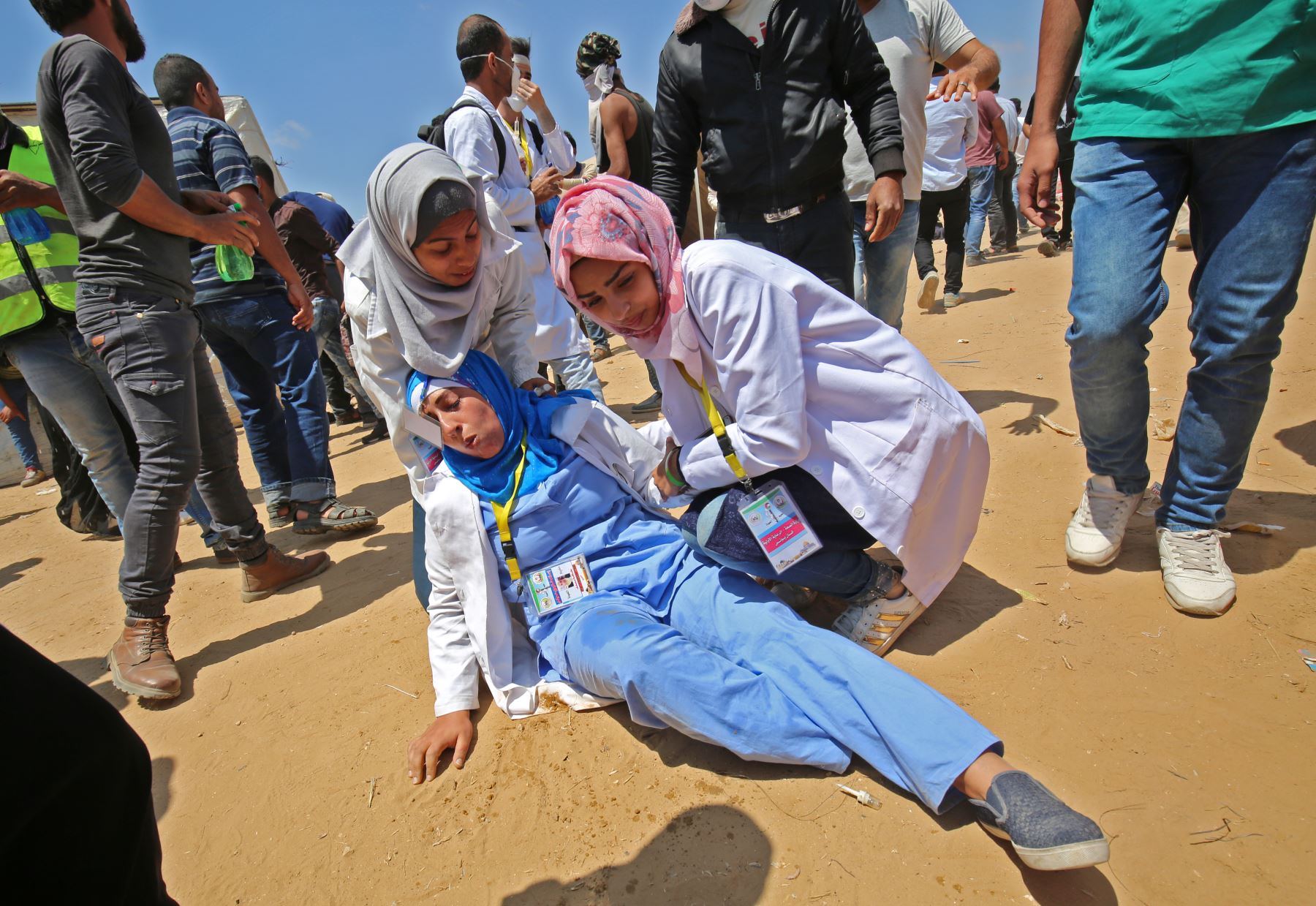 Las médicas palestinas atienden a un colega herido durante enfrentamientos cerca de la frontera con Israel, al este de Khan Yunis en el sur de la Franja de Gaza. AFP