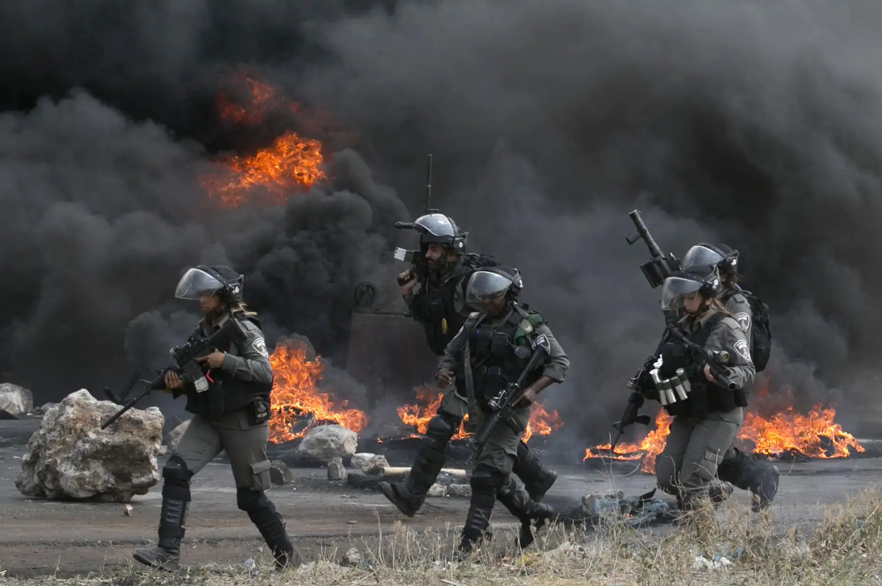Palestinos chocan con las fuerzas de seguridad israelíes después de una protesta por Nakba o "catástrofe" conmemorando a más de 700,000 palestinos que huyeron o fueron expulsados en la guerra de 1948 que rodeó la creación de Israel y contra la reubicación de su embajada de Tel Aviv a Jerusalén , en el puesto de control de Hawara. AFP