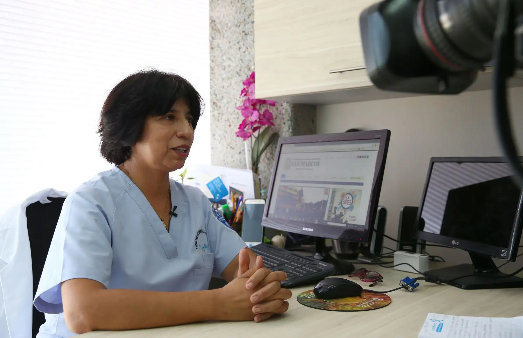 Primer plano de los trabajos de fertilización in vitro. El proyecto apunta a dividir un embrión maduro de alpaca en dos. Se busca simular, en las alpacas, un proceso natural que ocurre en los humanos cuando se producen gemelos", explicó a Efe la bióloga Martha Valdivia, líder del equipo científico.  EFE