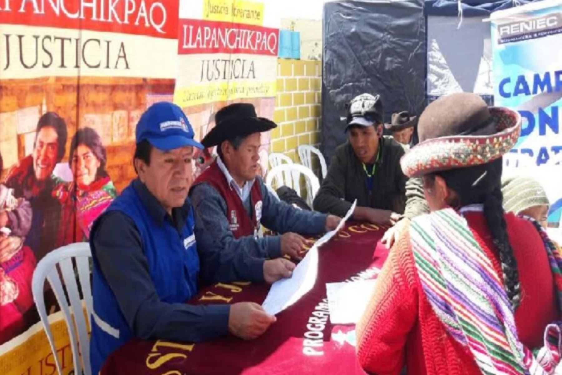 Todos los participantes en la feria atienden a la población en quechua.