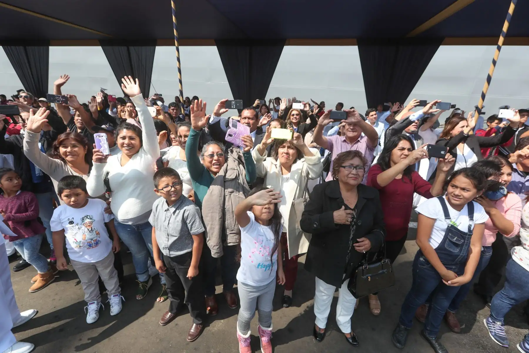 Familiares despiden a  tripulantes del BAP Unión en su tercer viaje de instrucción al extranjero. Foto: ANDINA/Mindef.