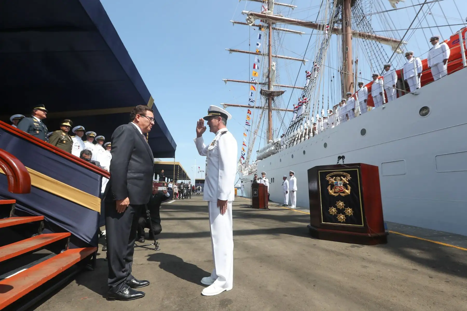 Ministro de Defensa, José Huerta, despidió al BAP Unión en su tercer viaje de instrucción al extranjero. Foto: ANDINA/Mindef.