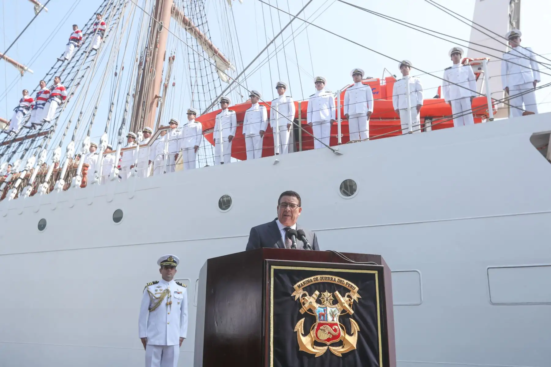 Ministro de Defensa, José Huerta, despidió al BAP Unión en su tercer viaje de instrucción al extranjero. Foto: ANDINA/Mindef.