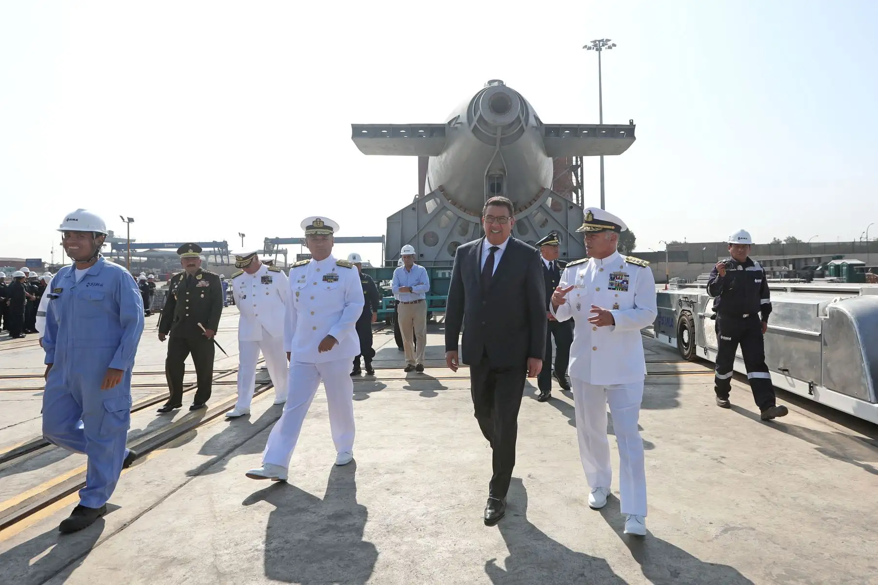 El ministro de Defensa, José Huerta Torres, junto con el comandante general de la Marina de Guerra, almirante Gonzalo Ríos Polastri, inspeccionó los trabajos que se vienen realizando en el BAP Chipana, el cual será modernizado por Sima Perú. Foto: Mindef.