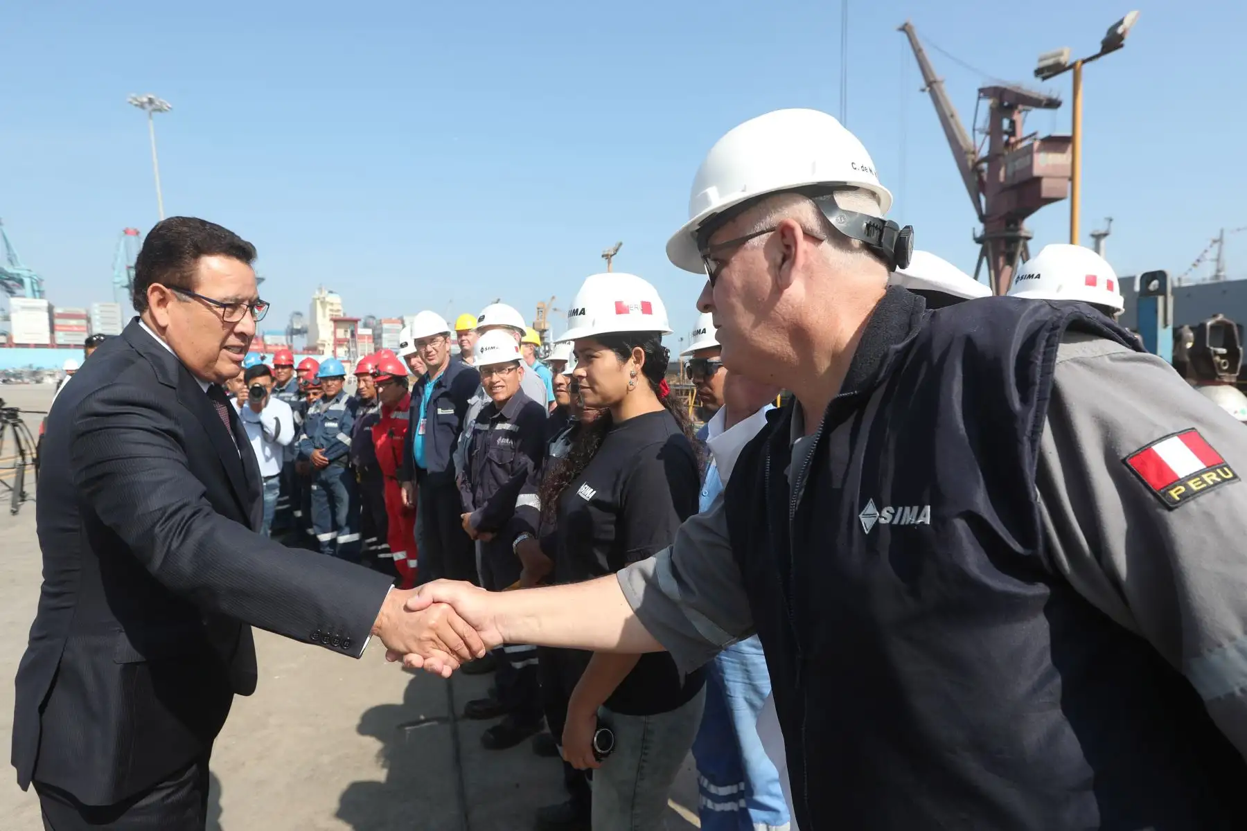 El ministro de Defensa, José Huerta, dijo: "Estamos aún a mitad de camino, pero estoy seguro de que esta tarea será muy reconfortante cuando este submarino se ponga nuevamente a la mar y se convierta en un instrumento más para la defensa nacional”. Foto: Mindef.