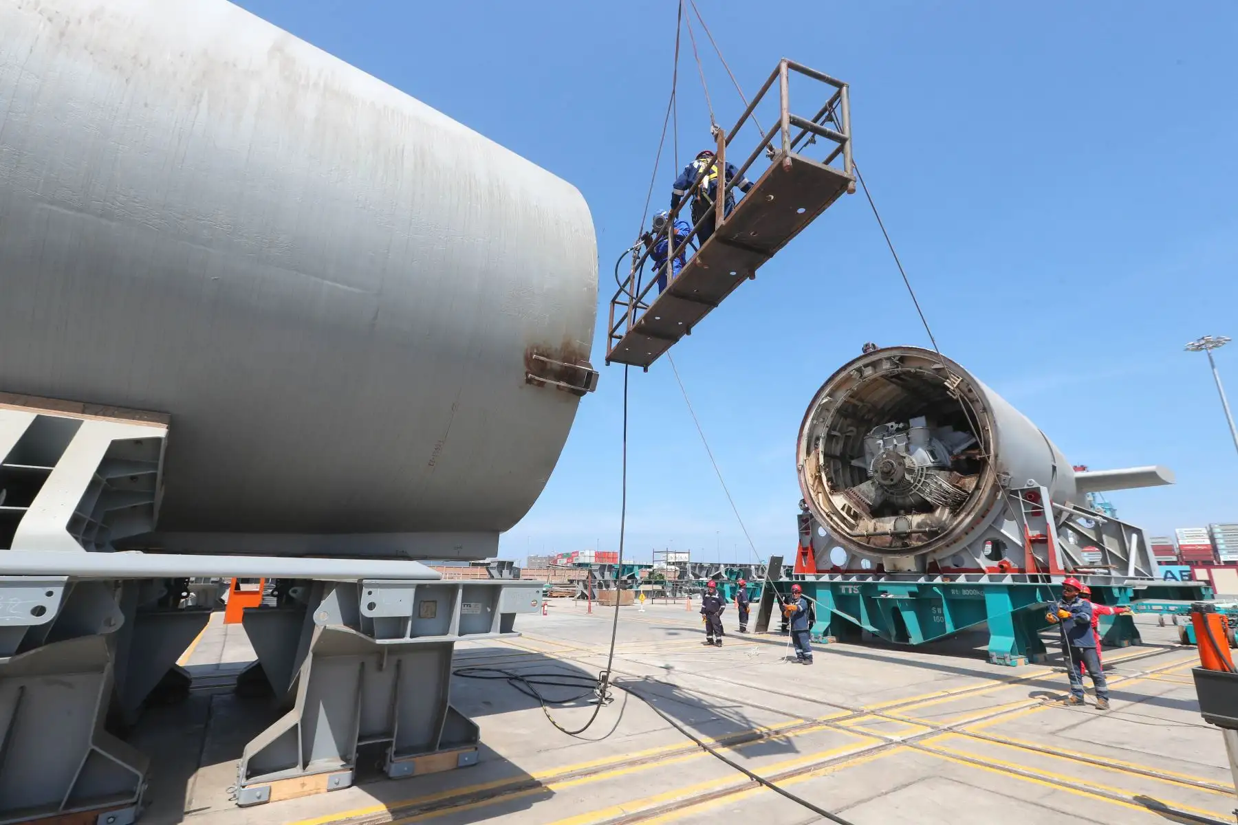 El corte de casco, que separó el cono de popa y la sección de proa del submarino, permitirá retirar de abordo sistemas y equipos de gran dimensión que en un mantenimiento normal no podría efectuarse. Foto: Mindef.