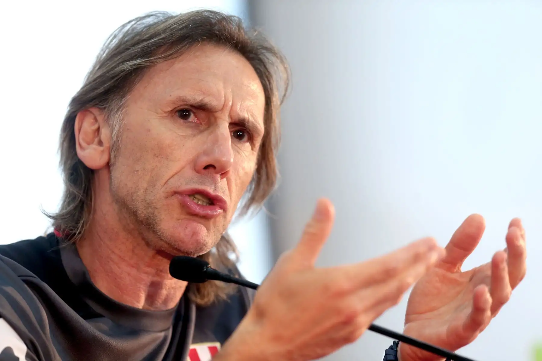 Ricardo Gareca, entrenador de la selección peruana de fútbol, expresó su solidaridad con el delantero Paolo Guerrero y agregó que la sanción en su contra, que lo margina del Mundial de Rusia 2018, es totalmente injusta y carente de sentido. Foto: ANDINA/Dante Zegarra.