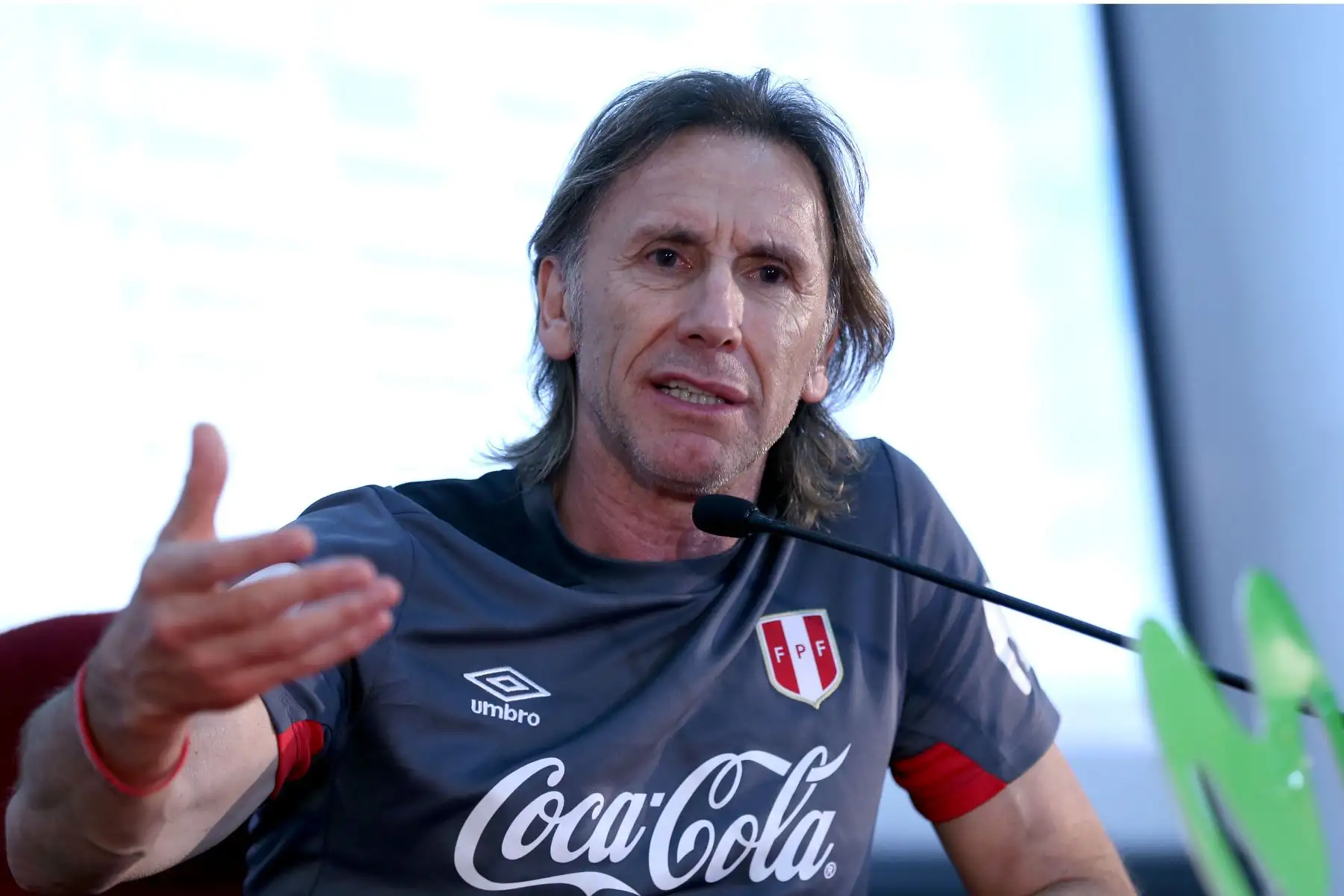 Ricardo Gareca, entrenador de la selección peruana de fútbol, expresó su solidaridad con el delantero Paolo Guerrero y agregó que la sanción en su contra, que lo margina del Mundial de Rusia 2018, es totalmente injusta y carente de sentido. Foto: ANDINA/Dante Zegarra.