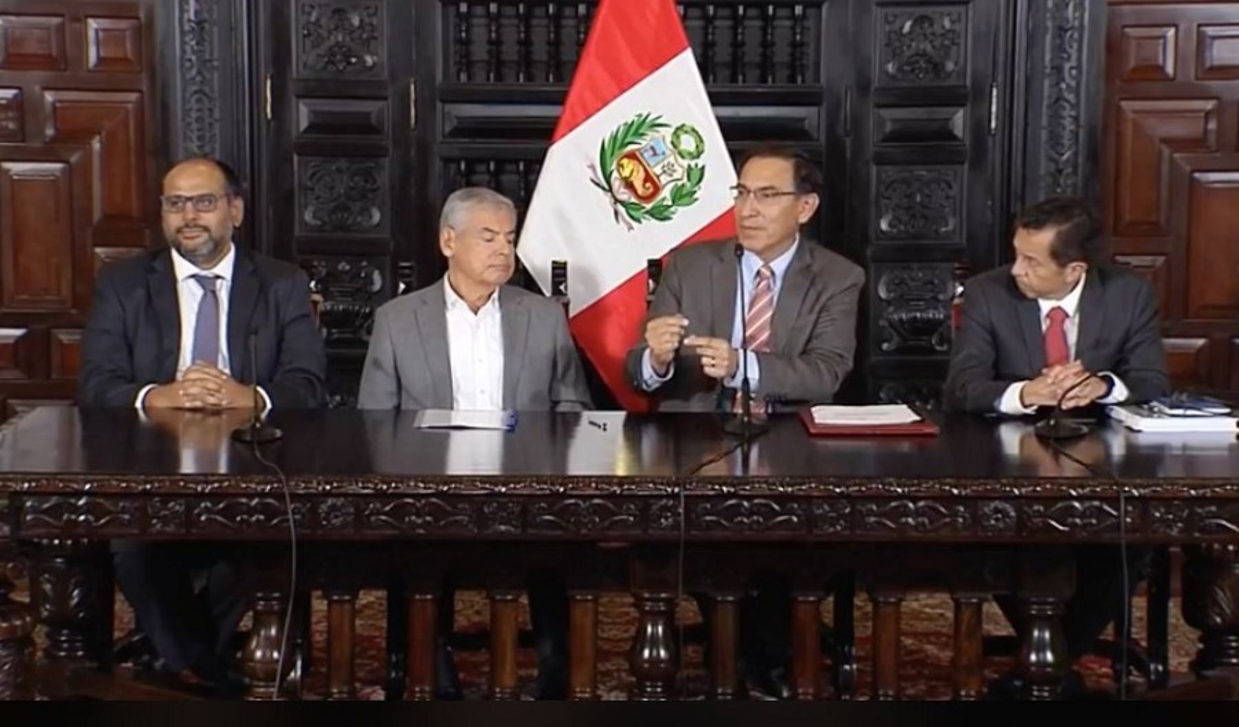 Presidente Martín Vizcarra firmó decreto supremo de transferencia para el sector Educación.