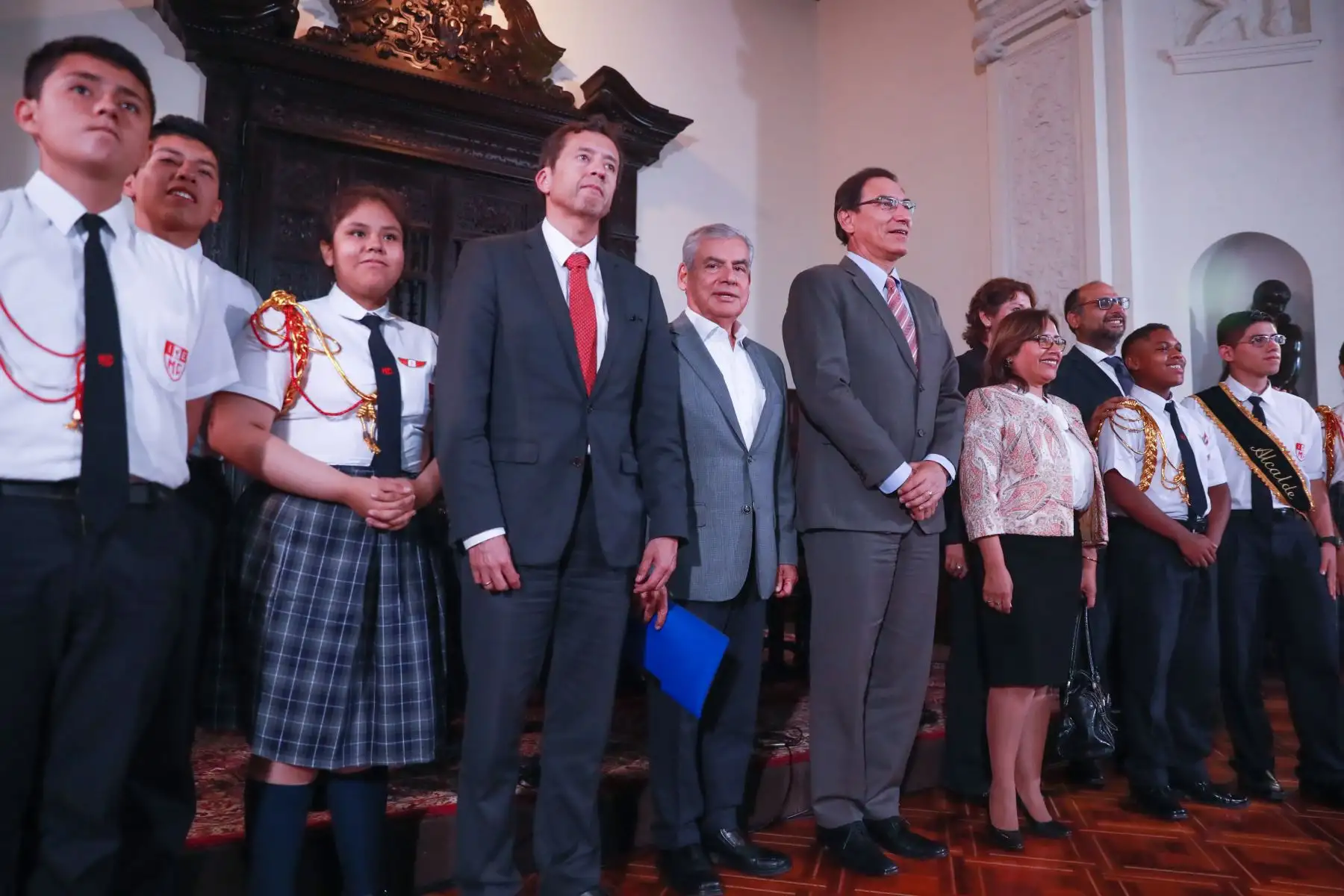El Presidente de la República, Martín Vizcarra; junto al ministro de Educación, Daniel Alfaro, participan de la transferencia de recursos a gobiernos regionales y locales para la ejecución de 75 proyectos de infraestructura educativa. Foto: ANDINA/Prensa Presidencia.