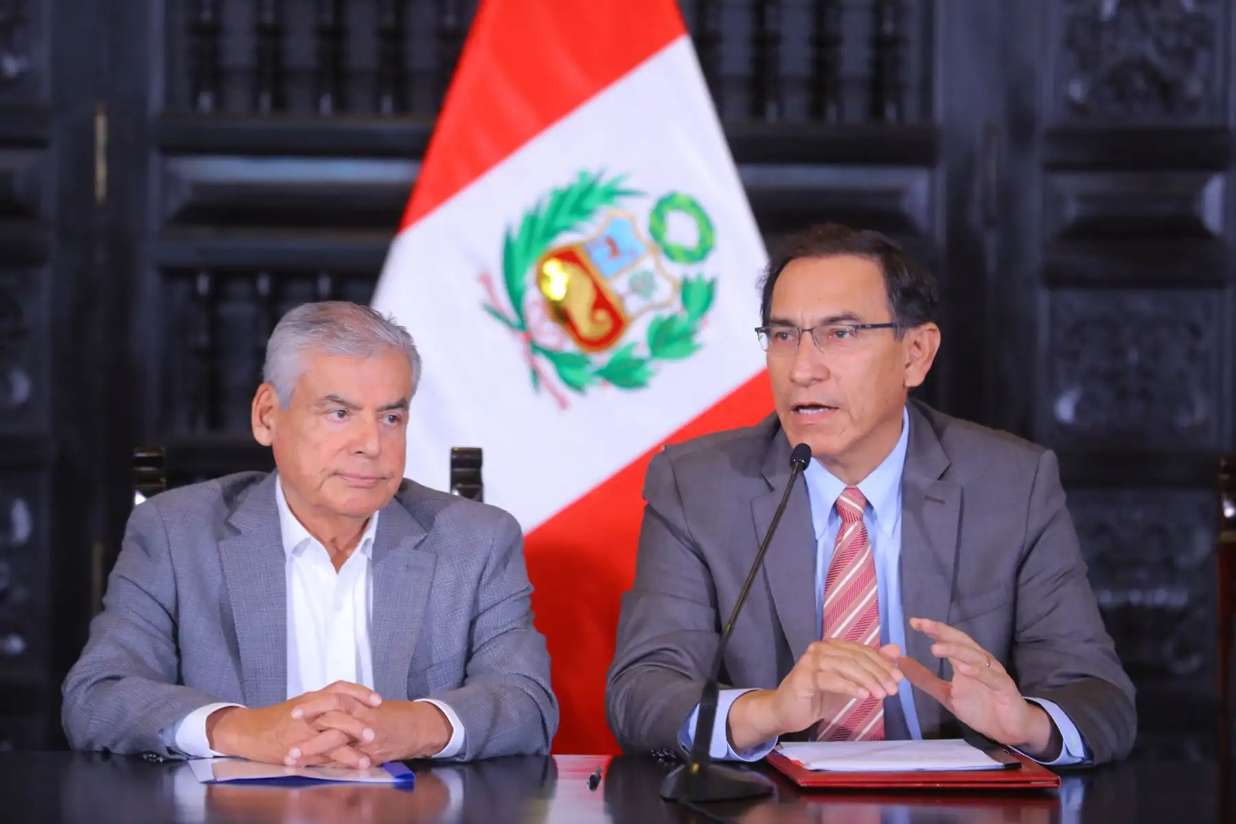 El Presidente de la República, Martín Vizcarra; junto al ministro de Educación, Daniel Alfaro, participan de la transferencia de recursos a gobiernos regionales y locales para la ejecución de 75 proyectos de infraestructura educativa. Foto: ANDINA/Prensa Presidencia.