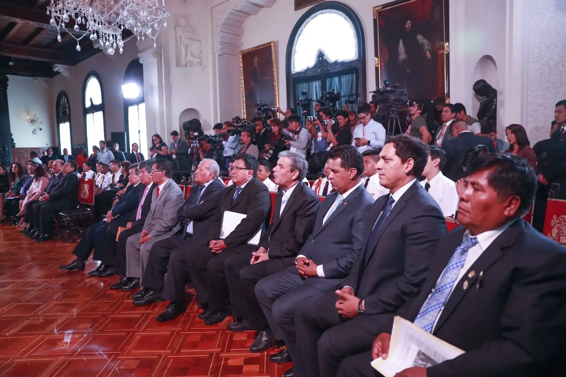 El Presidente de la República, Martín Vizcarra; junto al ministro de Educación, Daniel Alfaro, participan de la transferencia de recursos a gobiernos regionales y locales para la ejecución de 75 proyectos de infraestructura educativa. Foto: ANDINA/Prensa Presidencia.