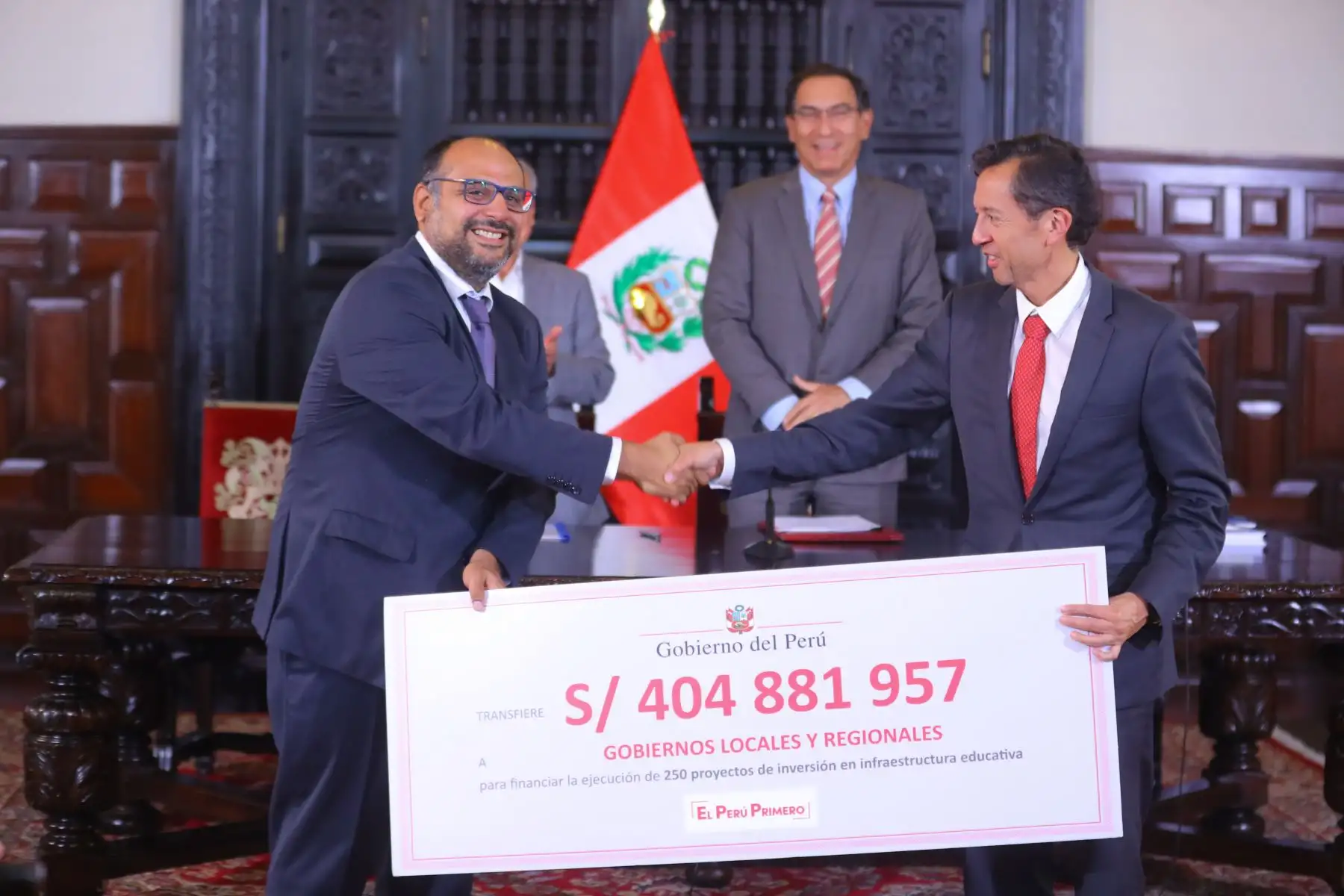 El presidente de la República, Martín Vizcarra, junto al ministro de Educación, Daniel Alfaro, participan de la transferencia de recursos a Gobiernos Regionales y Locales para la ejecución de 75 proyectos de infraestructura educativa.  Foto: ANDINA/Prensa Presidencia