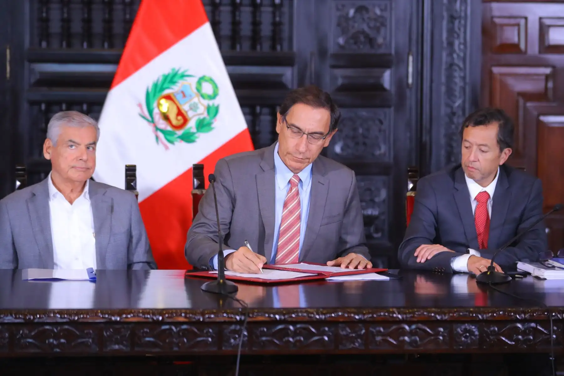 El Presidente de la República, Martín Vizcarra; junto al ministro de Educación, Daniel Alfaro, participan de la transferencia de recursos a gobiernos regionales y locales para la ejecución de 75 proyectos de infraestructura educativa. Foto: ANDINA/Prensa Presidencia.