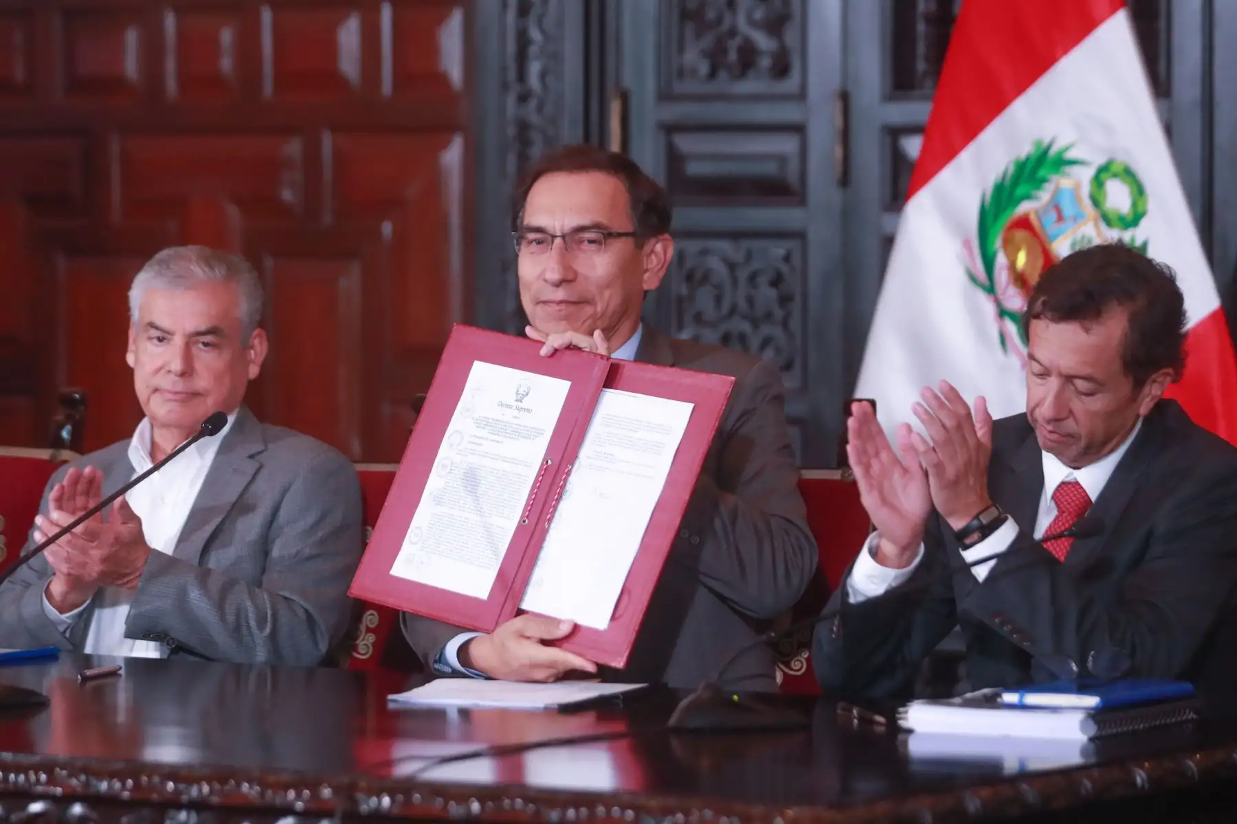 El Presidente de la República, Martín Vizcarra; junto al ministro de Educación, Daniel Alfaro, participan de la transferencia de recursos a gobiernos regionales y locales para la ejecución de 75 proyectos de infraestructura educativa. Foto: ANDINA/Prensa Presidencia.