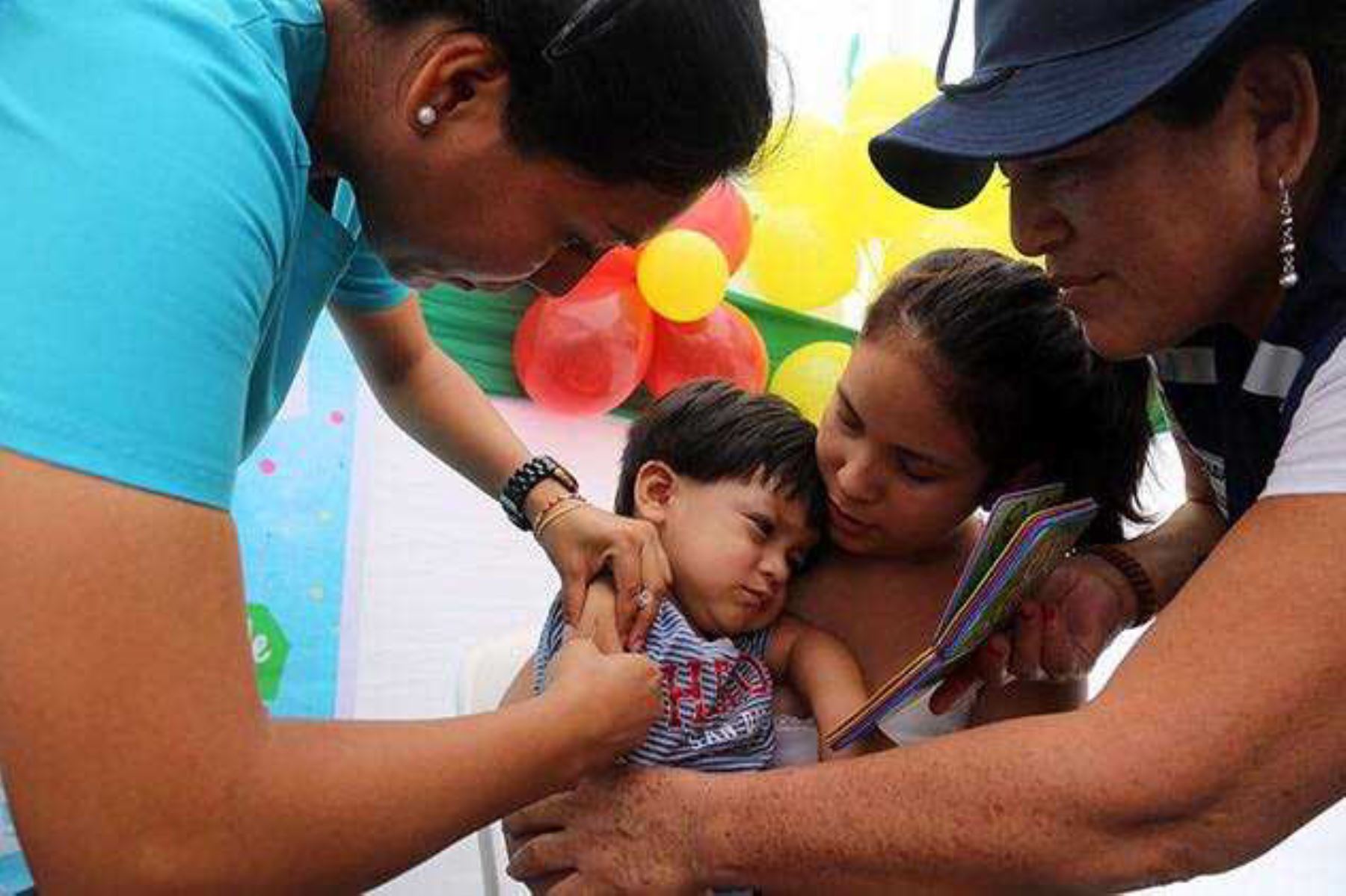 La Gerencia Regional de Salud de Lambayeque intensificó la vacunación para prevenir la neumonía en la población infantil, en vista que a la fecha se ha reportado 81 casos en niños menores de cinco años en toda la región, debido a las bajas temperaturas.