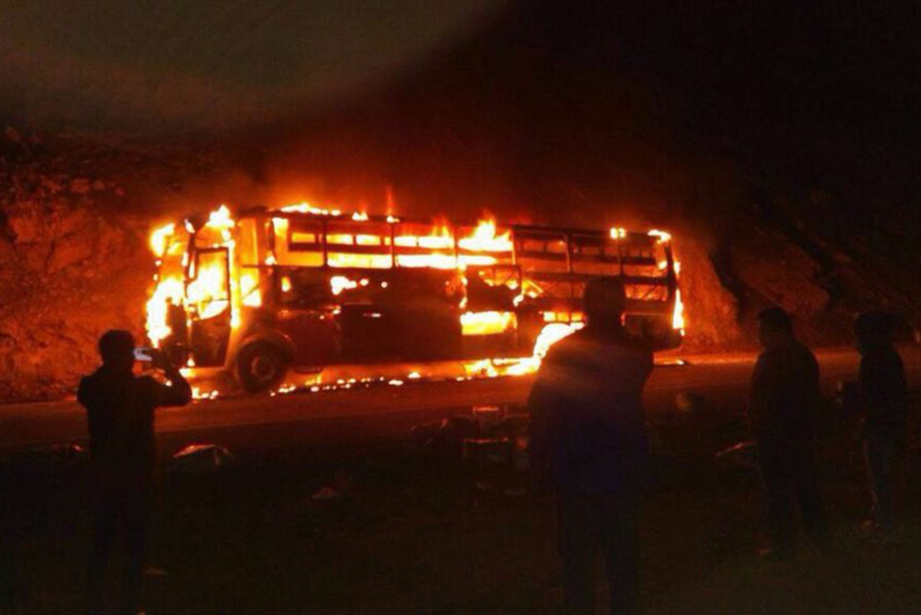 Pasajeros salvan de morir al incendiarse un ómnibus interprovincial en carretera a Huancavelica. ANDINA/Pedro Tinoco
