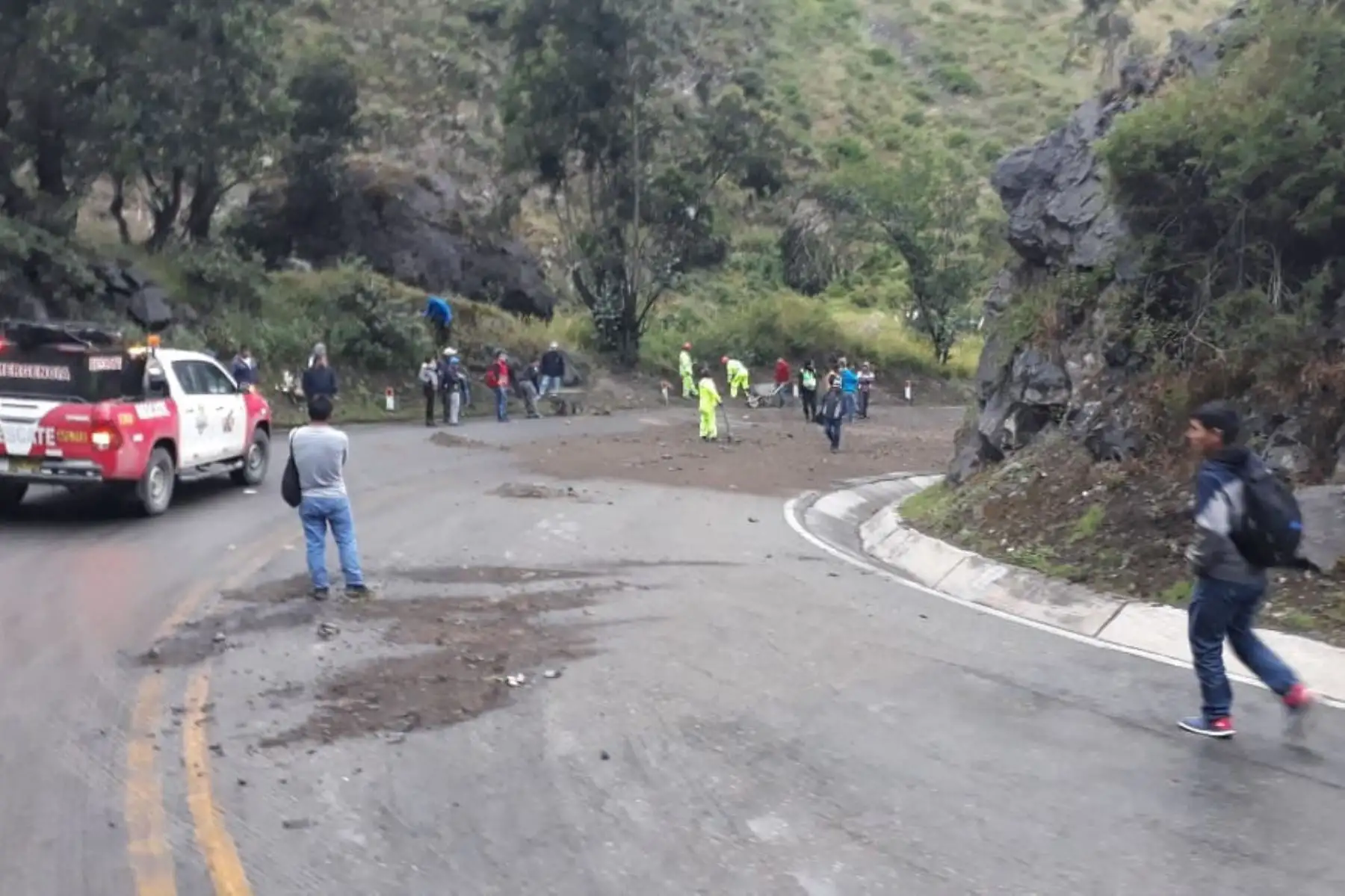 Despiste de vehículo restringe el tránsito en la carretera Central.