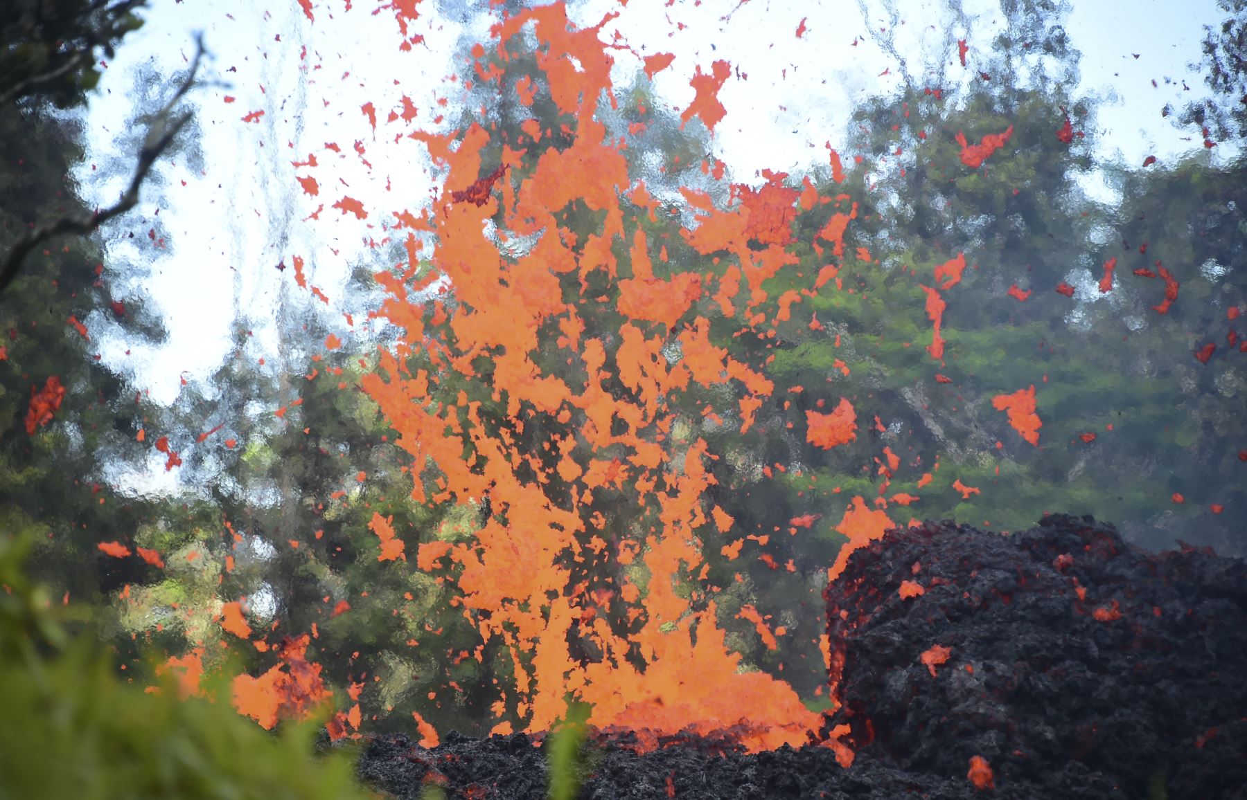 Lava saliendo de una fisura en la subdivisión de Leilani Estates, en la isla grande de Hawái, tras la erupción del volcán Kilauea que se produjo después de una serie de terremotos recientes.  Foto: AFP.