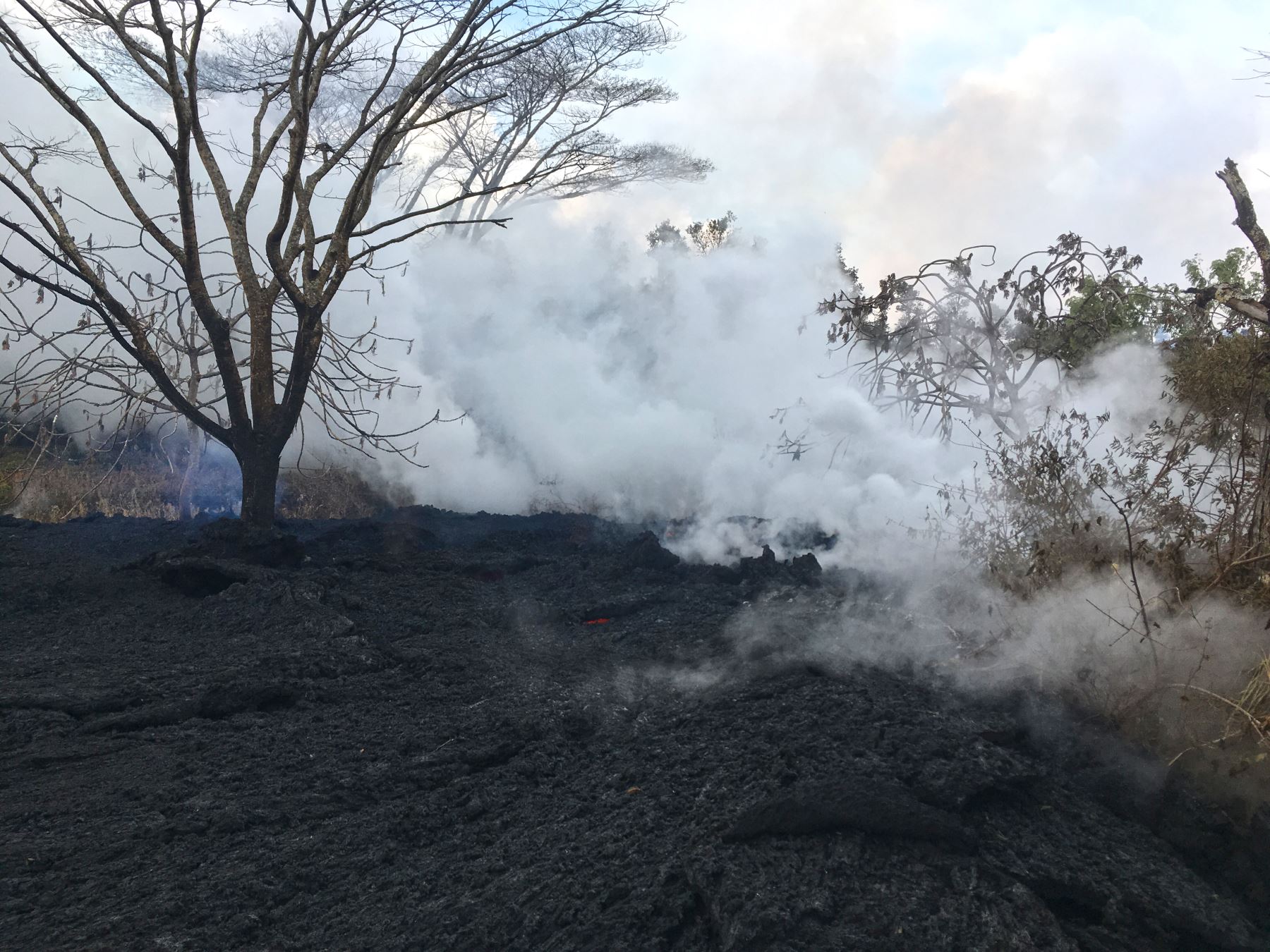 Para cuando los geólogos llegaron al sitio a pie, las salpicaduras de lava se habían calmado y solo escuchaban los sonidos del gas.  Foto: AFP.