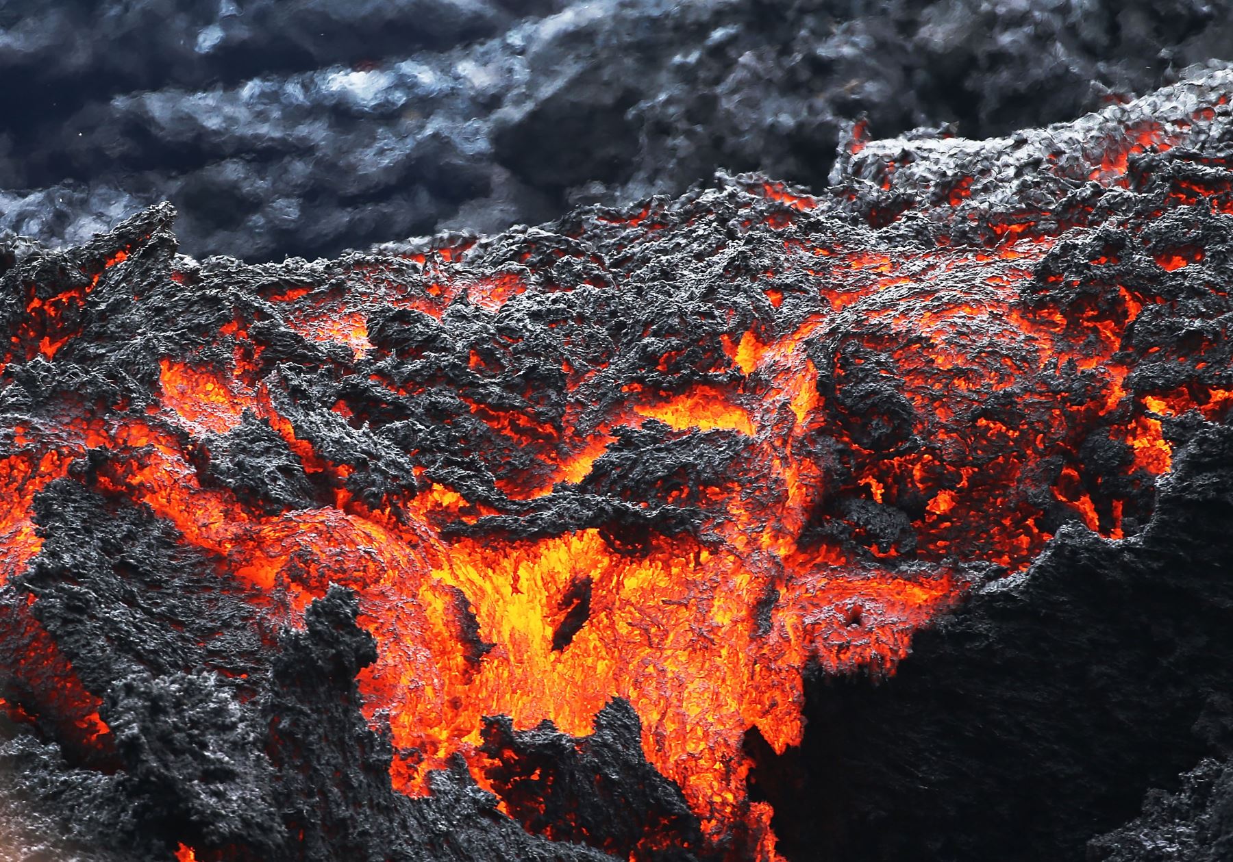 La lava fluye en una fisura a raíz de las erupciones del volcán Kilauea en la isla grande de Hawái. Foto: AFP.