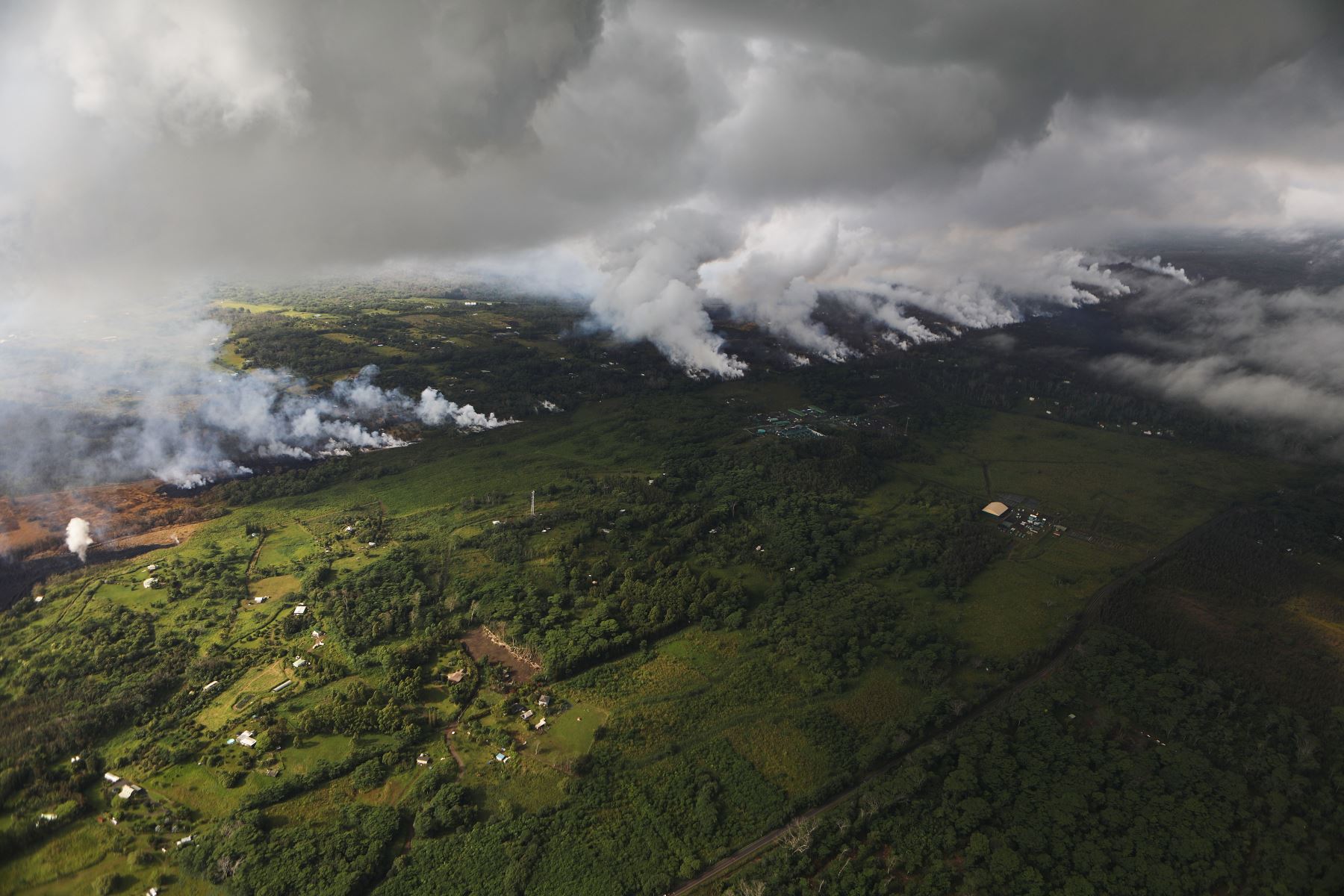 La actividad eruptiva del volcán Kilauea continúa. El Servicio Geológico de EE. UU. informó que una reciente bajada del lago de lava en el cráter Halemaumau del volcán "ha aumentado el potencial de erupciones explosivas" en el volcán. Foto: AFP.